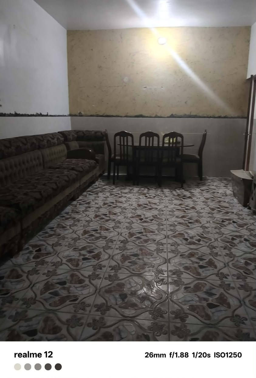 بيت للبيع مساحة 150م بناء طابوق  يحتوي على غرفة صالة مطبخ استقبال منور حزام سيراميك كل البيت  سطح شتايكر  حديقة طارمة  حي 18 ثاني فرع عن شارع الحمداني واجهة 7,5 نزال 20 رقم الدار 1702
***********
