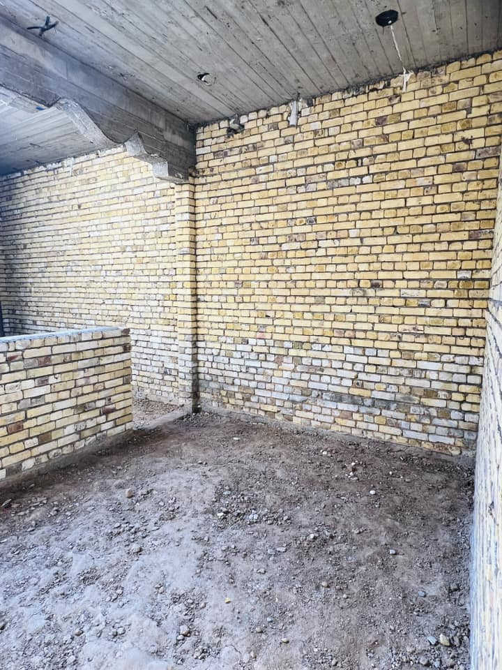 هيكل مسقف للبيع المساحة 100متر منطقة حجي حسن الجمعيات الاربع سايدات طابو زراعي ٢٥ داخله ضمن التخطيط العمراني للمدن البيت بصف الركن بناء درجه اولى البيت يقع على شارع رئيسي نافذ خدمات المنطقة كامله تبليط ماء مجاري كهرباء للاستفسار الاتصال على الرقم                                 
           ***********
