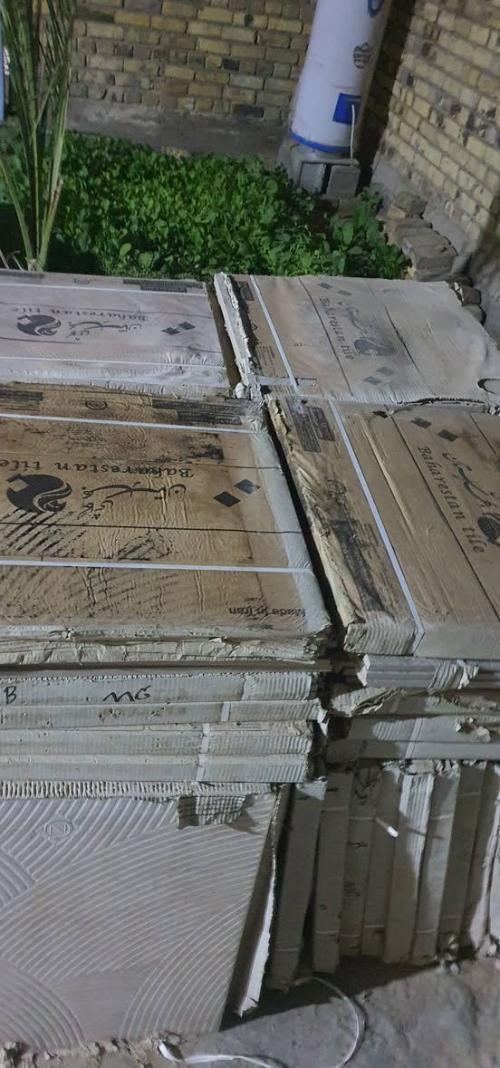 ياالله بورسلين للبيع 200متر بلكارتون جديد قياس 60×60 سعر متر البورسلين 6الف  شركه كوشن سعدى الايراني +مال صحيات 17متر بلكارتون جديد سعر متر 5الف خشن ***********لون رصاصي
