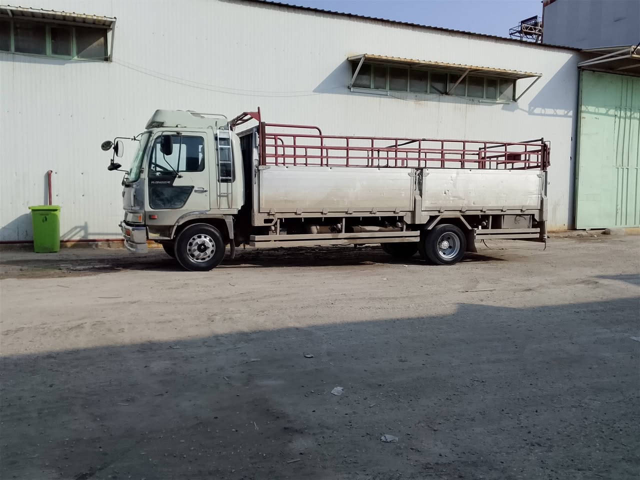 السلام عليكم هينو طيره للبيع مكينه 70عادي لاتنقيص ولا تبخير طول ٦وربع ابلادي سياره مكفوله كفاله عامه سياره جاهزه مكاني كربلاء اطوريج استفسار عل رقم ***********
