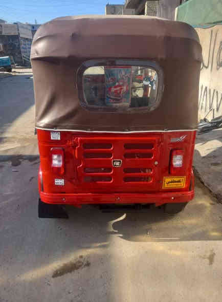 سلام عليكم شباب تكتك موديل ١٨ رقم بغداد بسمي تحويل ثاني يوم مكينه مفتوحه لا تنقيص ولاتبخير سعر خمسه وربع وبيه مجال شي قليل العنوان بلديات شارع السجه رقم الهاتف ***********
