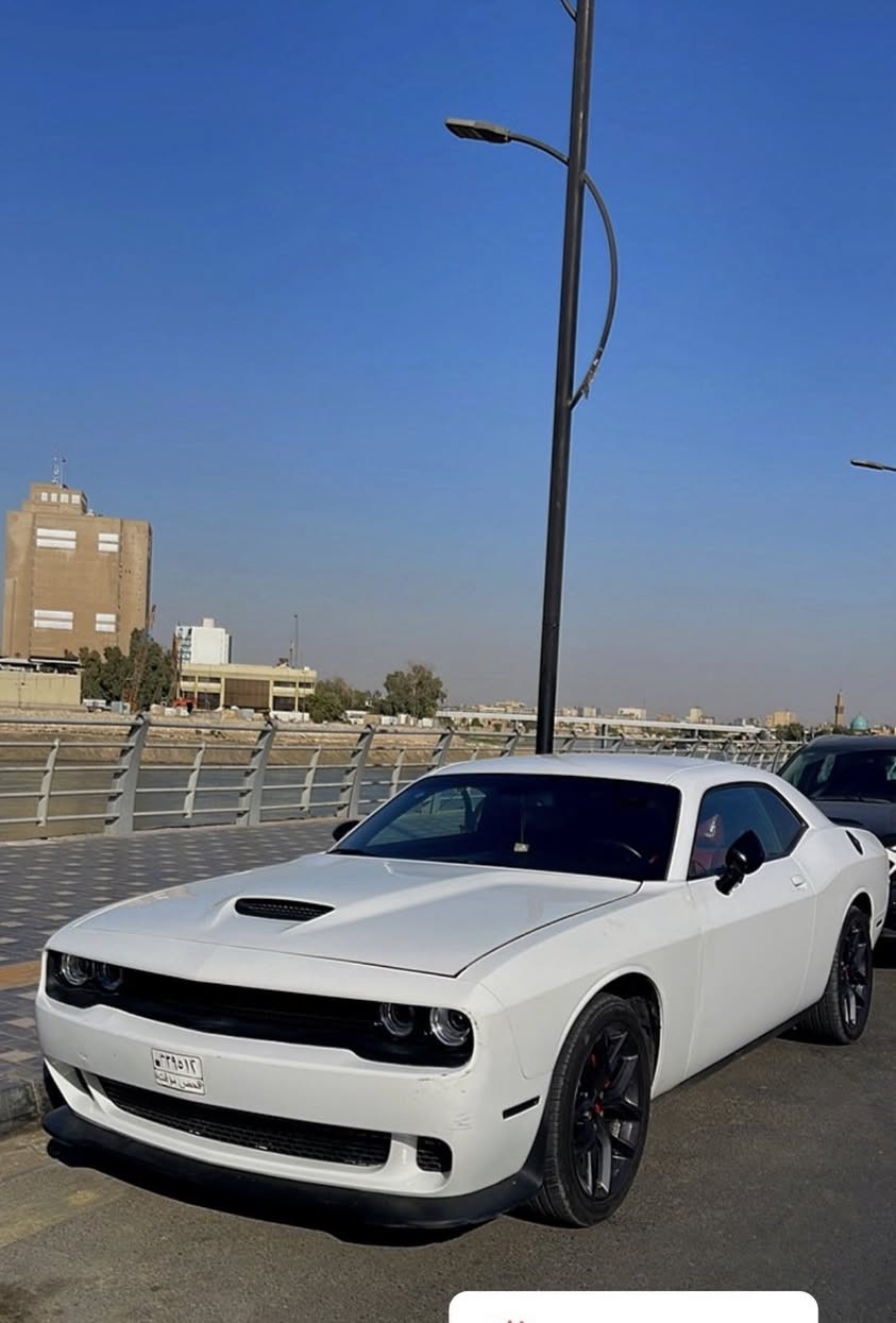 جالنجر 2023 ماشيه 32 الف نصبتها كلش حلوه السياره محرك 3.6 v6 بيها اربع قطع السياره وبل قماره طختين مبينات بل صور بسبب النقل وعايفهن ممسويهن حته المشتري يعرف سبب النقل السياره عليهه منضومة زنون اصلي
بيها كت هلكات السياره خير من الله ربع متصرف عليها صدر امامي جديد كلنه نعرف خواتها بيش بل سوك السياره عارضها ب178$ وبيها مجال حك الجيه 
مكانها بغداد الامين 
واتساب ***********
