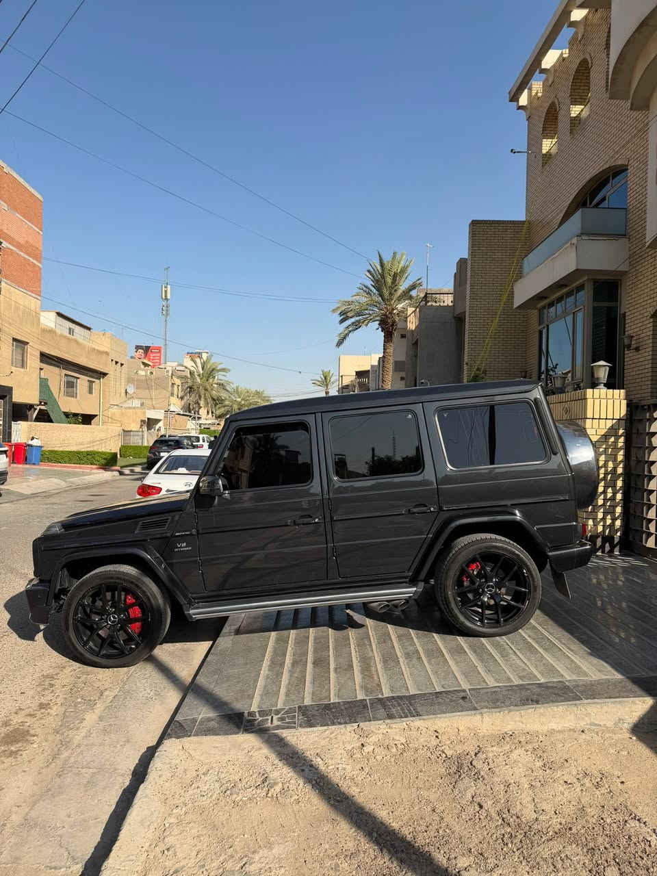مرسيدس AMG G63 للبيع فقط
موديل :2013 بلاد بدون تحديث
ماشية 123 ألف مايل.
نظيفة جداً من الداخل والخارج.
ما بيها أي حادث سابق بيه كلير صندوق وبنيد فقط وصارف عليه و ما محتاجة شي السياره فول مواصفات وجي معرف موصفاته 
مكينة 5.5 توين تيربو، 8 سلندر.
مسوي إلها سيرفس كامل قبل سبوعين.
تبديل دهن كل سبوعين دهن اصلي من لندن castrol
بيها عدسات ليتات مطورة وإضاءتها قوية جداً.
، المراسلة على الخاص. السعر 41,000 وبيه مجال بسيط 
مكان سياره :بغداد 
رقم التلفون :***********

