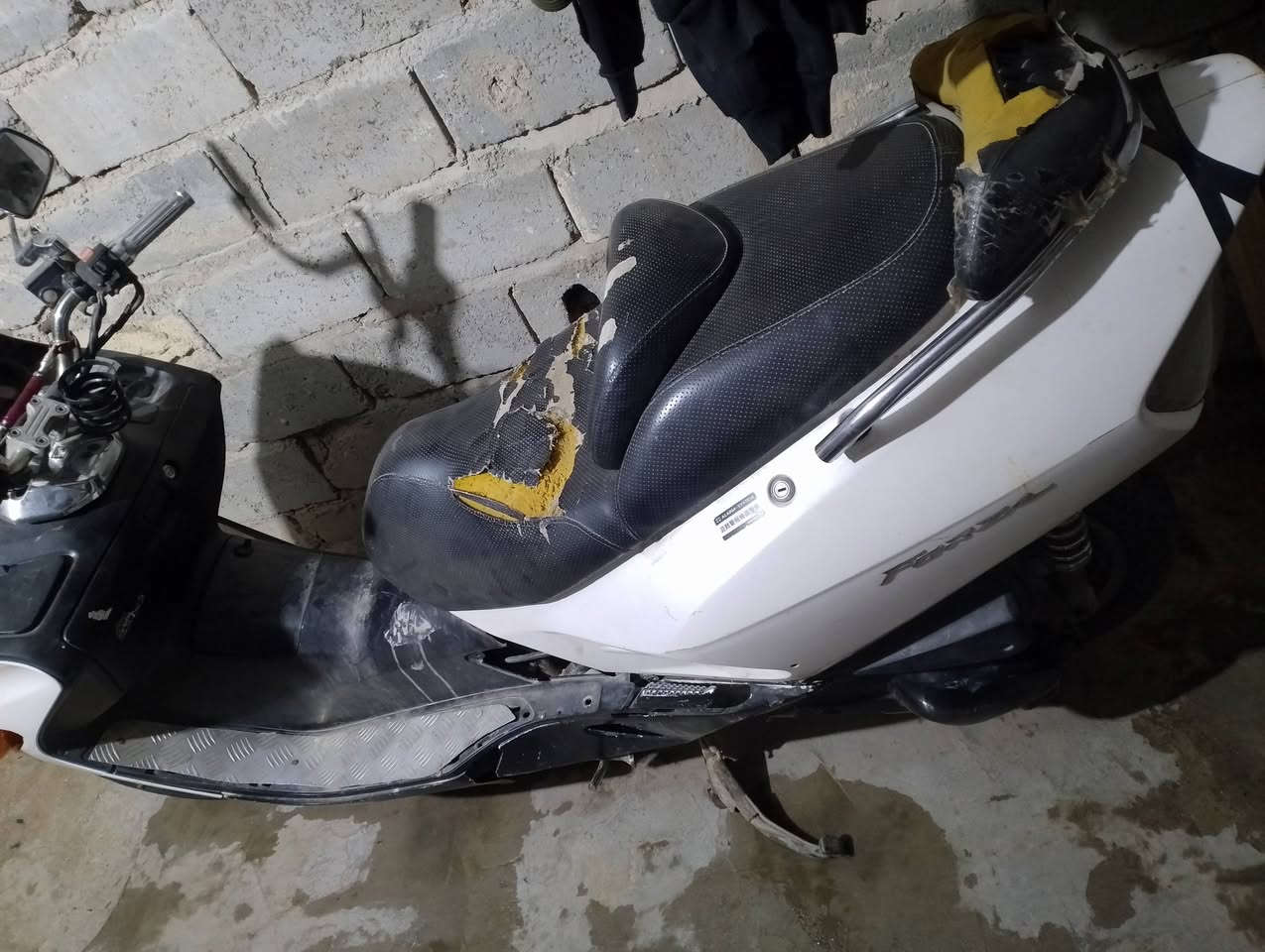 السلام عليكم دراجه فورزه صفر 6 درجه كلاه شغاله بس يردله كتف شحن قيم بل يرضي الله وذكو مروس بيراني روس بس كون نضيف درجه نكره صلف نقصه بس متشحن وباتري ***********هاذه رقمي
