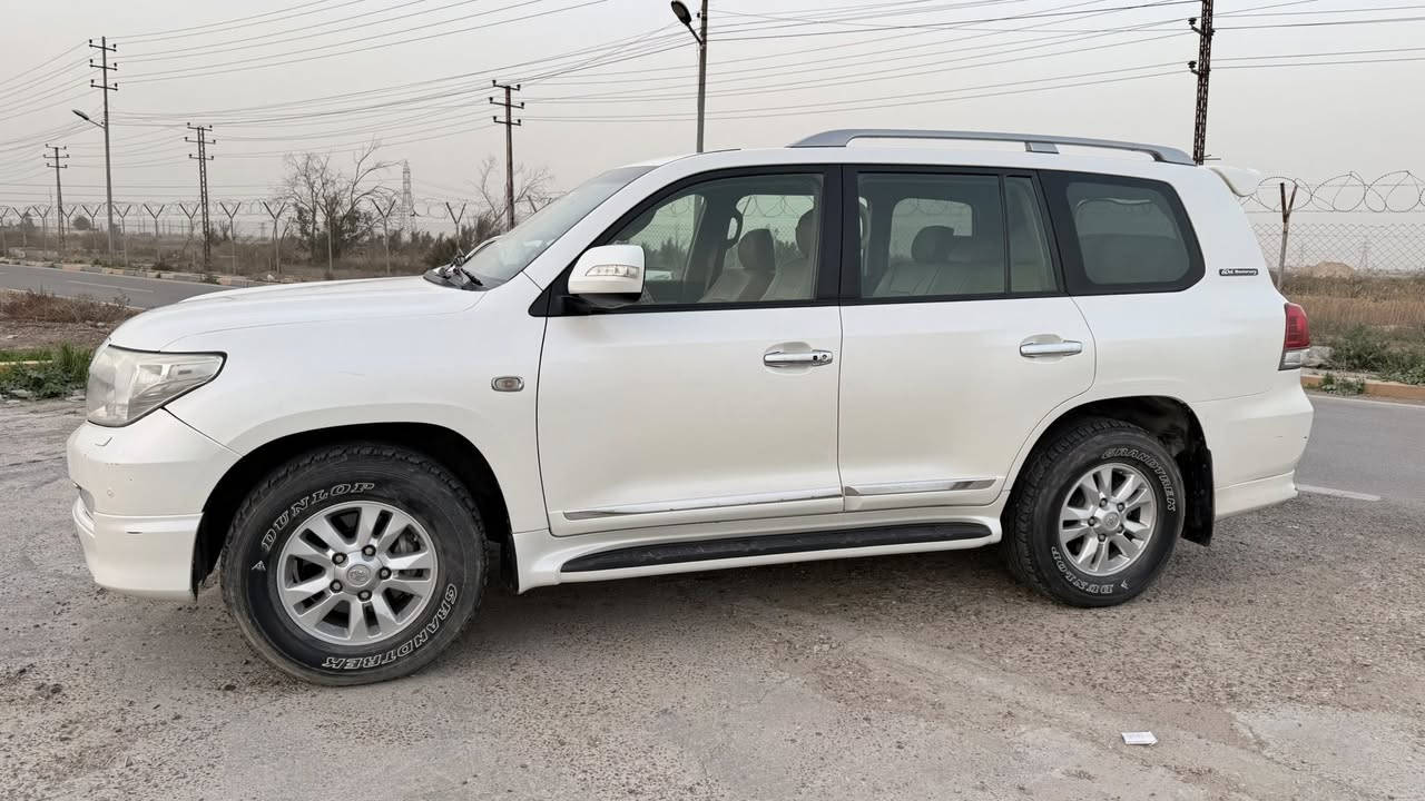 السلام عليكم
لاندكروز للبيع 2011 ستينية خليجي 
مواصفات السيارة :- 
كشن السايق كهربائي 
شاشة ابل كاربلي اندرويد اوتو 
8 ايرباك 
3 قطع تبريد 
بيها ثلاجة 
زراكات لايتات 
محرك 6 سلندر 
باقي مواصفات الستينية معروفة 
ماشية 293 الف كيلو حقيقي 
السيارة كل صيانتها بالشركة نظيفة كلش 
بيها بارد فقط على كد شبر بالجاملغ الايمن الخلفي مرجع بارد باقي السيارة مكفولة كفالة عامة من الصبغ او بارد او تبديل او فتح 

سعر السيارة 330 وبيها مجال بسيط 
مكان السيارة / بغداد - جسر ديالى القديم 
***********
