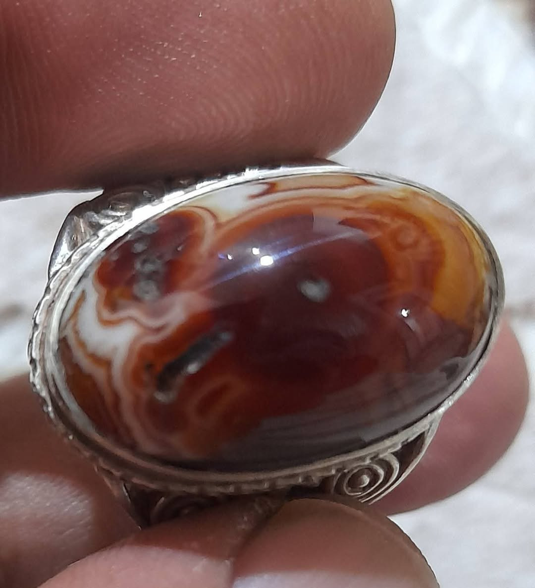 السلام علكيم / خاتم سلمياني احمر قديم 
صياغه يدويه ثكيله
قياسه الخاتم ٢٢
يوجد توصيل لجميع المحافضات
***********
