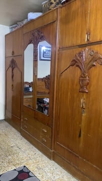 غرفة خشب • تحتاج صبغ • ٦ أبواب