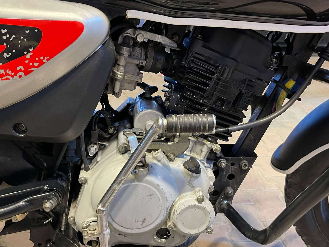 بوكسر 22 طالعة بل23 شهر 10 كفالة مكينة وكير وشاصي لا تبخير ولا نضوح كهربائيات كاملة اوراق ضايعة اكفلها سرقة  وعشاير واتكاتب وياك دراجة مكينة خرسة ناعمة كلش متسمع صوتها صارلي اقل اسبوع جفتت شركة وشغل مضبوط وطستها متحس بيها دبلات جدد وبيها استاند مال موبايل ابو العنكبوت قوي ميوكع الموبايل ومرايات ولايت مرتب عالي ناصي و جامة ABK كدامكم واضحة بريكات امامي خلفي كاملات بختصار دراجة ربع متصرف عليها كاملة مكملة من كلشي واعرف ولد معقب يطلعلك اوراقها الاصلية السعر (950) بيها مجال بسيط مكاني بغداد جديده رقمي ***********
