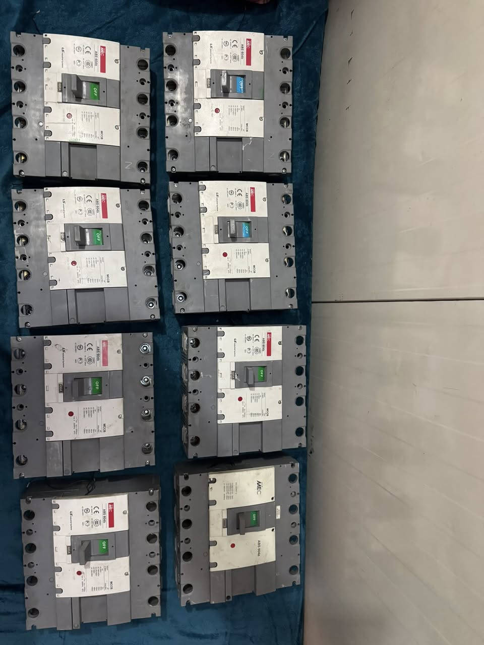 السلام عليكم قواطع كوريات اصلية مع اترب الفيز الواحد 600 امبير للاستفسار *********** كربلاء سيف سعد
