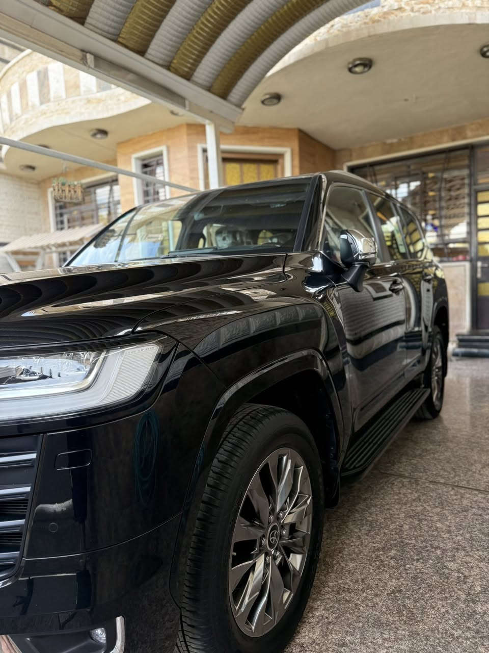 السلام عليكم للبيع لاندكروز 2023 لون اسود رقم بغداد ماشي 40 الف حقيقي السيارة ب اسمي شخصيا 

مواصفات السيارة VXR توين تيربو  

سيارة مكفولة كفالة عامة من الصبغ الفتح البارد التبديل الخدوش الرصعات مكفولة من كلشي  حتى دعاميات مكفولة 

مواصفات 5 بصمات 5 كامرات داتا  شو فتحة سقف  دبل رادارات امامي وخلفي داخل احمر و اسود كشنات كلها تدفئة تبريد كهرباء و خزن ميموري حتى 7 راكب كهرباء مري قلاب مري شفط شاشة كبيرة تحكمات استيرن جهتين وتشغيل عن بعد وباقي بعد بيها هواي مواصفات معروفة ل VXR 

مكان السيارة بغداد 

رقم الهاتف ***********
