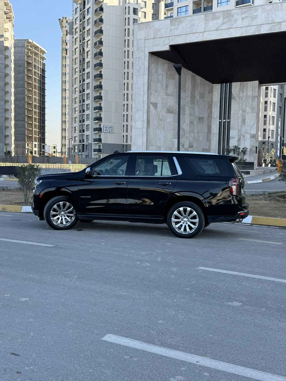 السلام عليكم
تاهو موديل 2021 بريمير  خليجي  

 وكاله المنصور  السونار منشور مع الصور

 فول أعلى مواصفات 

‏موديل : 2021

‏اللون : أسود 

رقم : بغداد بسمي 

‏
‏الفئه : PREMIER

‏المواصفات :

‏

‏دوسات جانبيه كهربائيه ويه فتحه الباب 

كامرات 360 

‏ثلاجه درجتين  

‏ نظام توقف ذاتي 

‏رادار جانبي بالمري الجانبيه

‏نظام القياده اليه 

‏شاحن لاسلكي 

‏-منفذ كهرباء للمقاعد الخلفيه 

‏-شاشات خلفيه بلادي 

‏جميع الابواب بصمه 

‏شاشه كبيره  

كل اغراضها موجوده ‏ 

‏بنوراما سقف

‏تشغيل عن بعد

‏ويل كب كروم اصلي حجم 22 انج

‏12 ايرباك

‏ دواخل جلد لون عسلي  

باب خلفي كهرباء 

‏مري قلاب

‏كشنات اماميه وخلفية كهرباء

‏‏رادار جانبي نقط عمياء

‏رادار امامي وخلفي  

‏سستم صوت كامل 

‏كراسي خزن ميموري 

‏تدفئه و تبريد كشنات 

‏

‏ماشية.82 الف 

السعر 480 $ وبيها مجال 

مكان سياره بغداد
حي الجهاد الاطباء.    او كراده 42
الهاتف ***********
ما متواجد ع فيس الي يحب يتصل واني حاضر
