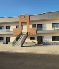 الى اصحاب الشقق (التون هاوس ) في مجمع بوابة الكاظمية ❗️ .  عندي قطعة 1...