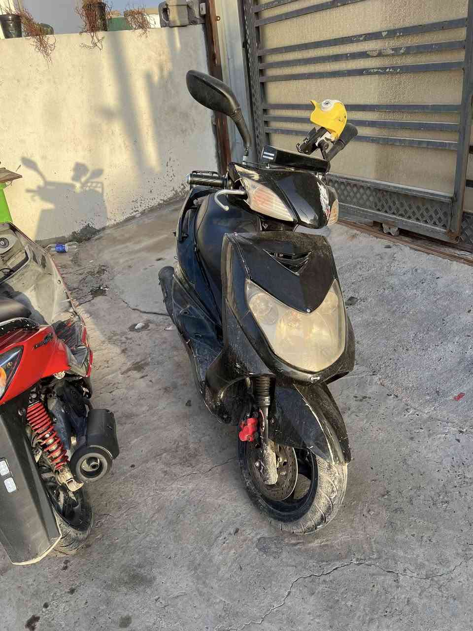 دراجتين سكنس للبيع شغالات كهربائيات ومحرك وكلشي  مكاني بغداد الغزاليه ***********
