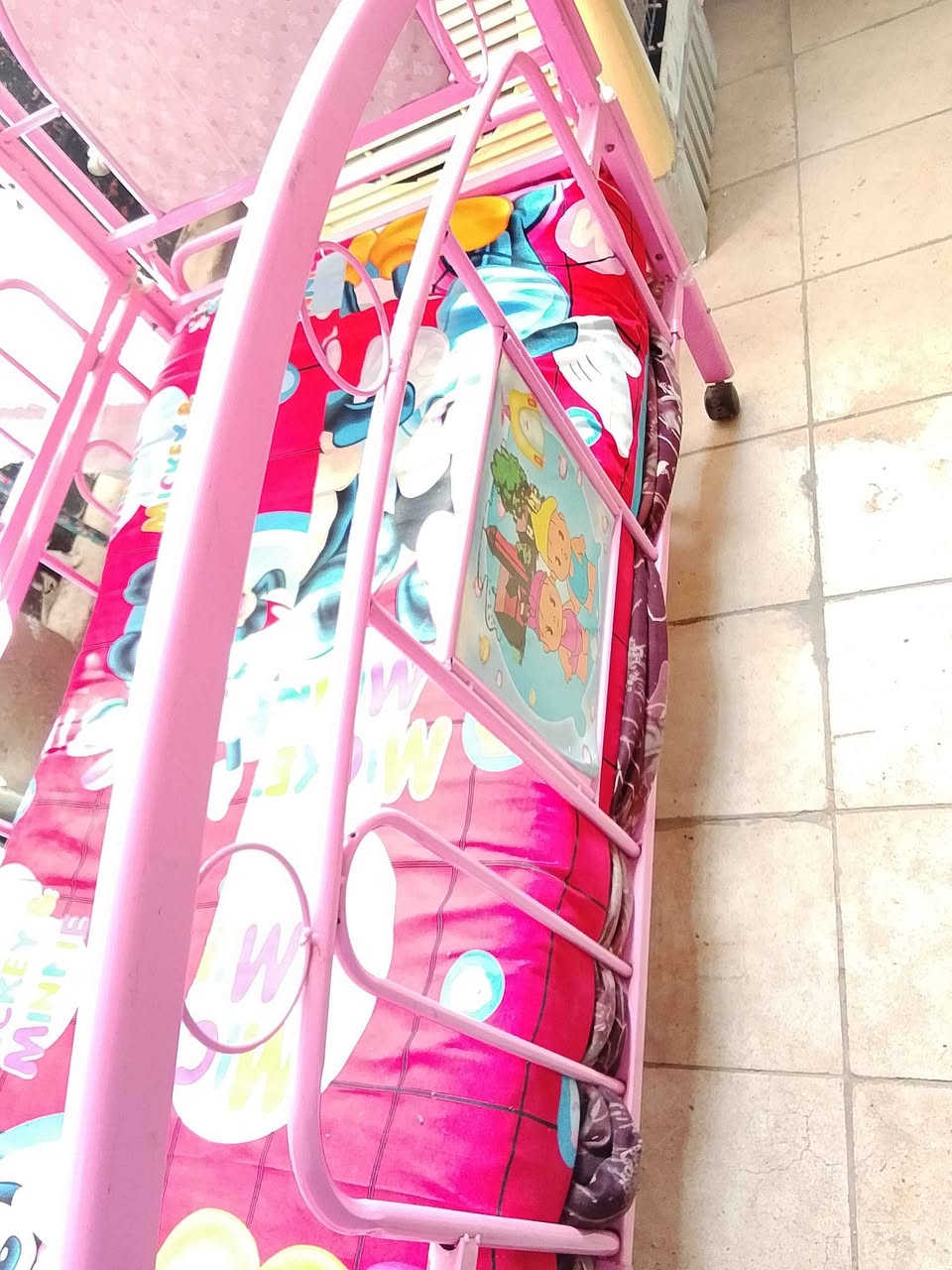 سرير طفل مستعمل مع الفراش وكومديات عدد 2 للبيع بسعر 25 ألف المكان بغداد للاستفسار الاتصال على الرقم *********** غير متواجد على الفيس بغداد, العراق
