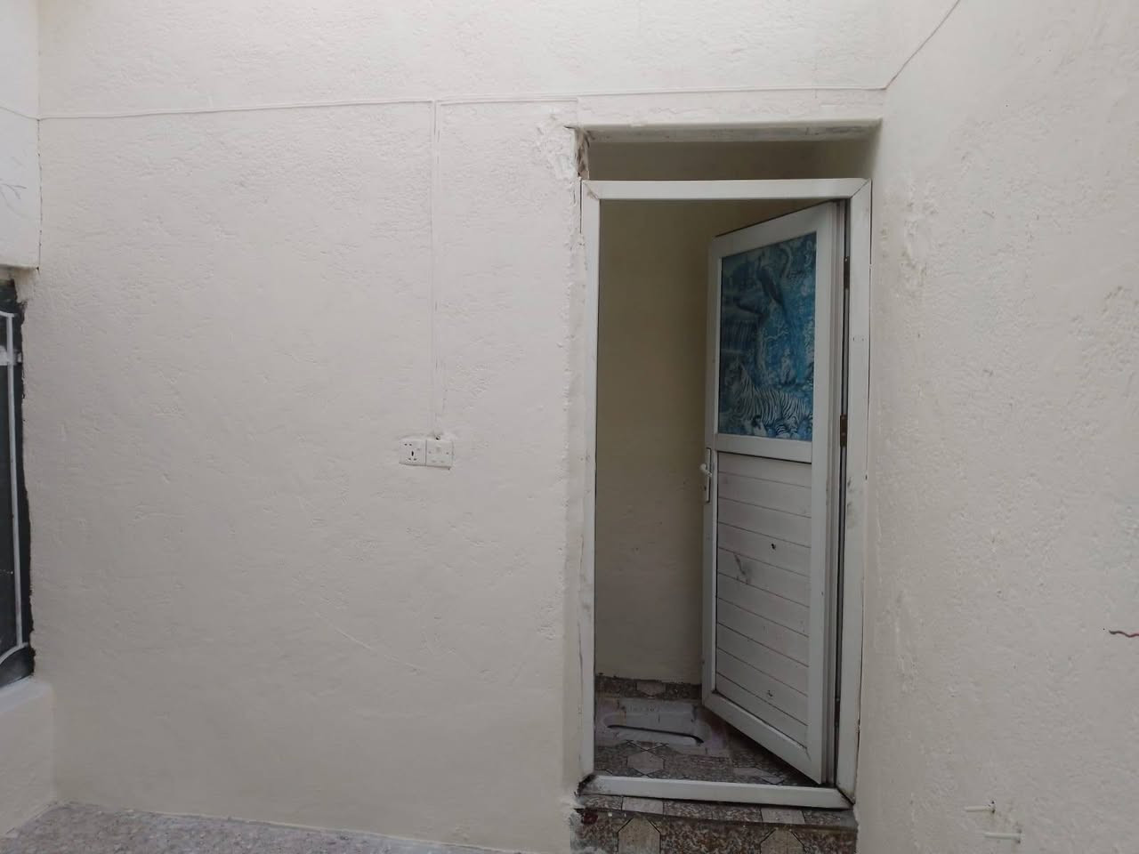 السلام عليكم
بيت 100 متر في قطاع ٨٠ مقابل قطاع ٧٥ 
اول فرع بعد ملعب الترابي 
استقبال وغرفه نوم وصاله ومطبخ وترك وصحيات خارجيه 

للاستفسار الاتصال *********** يوجد وات ساب
