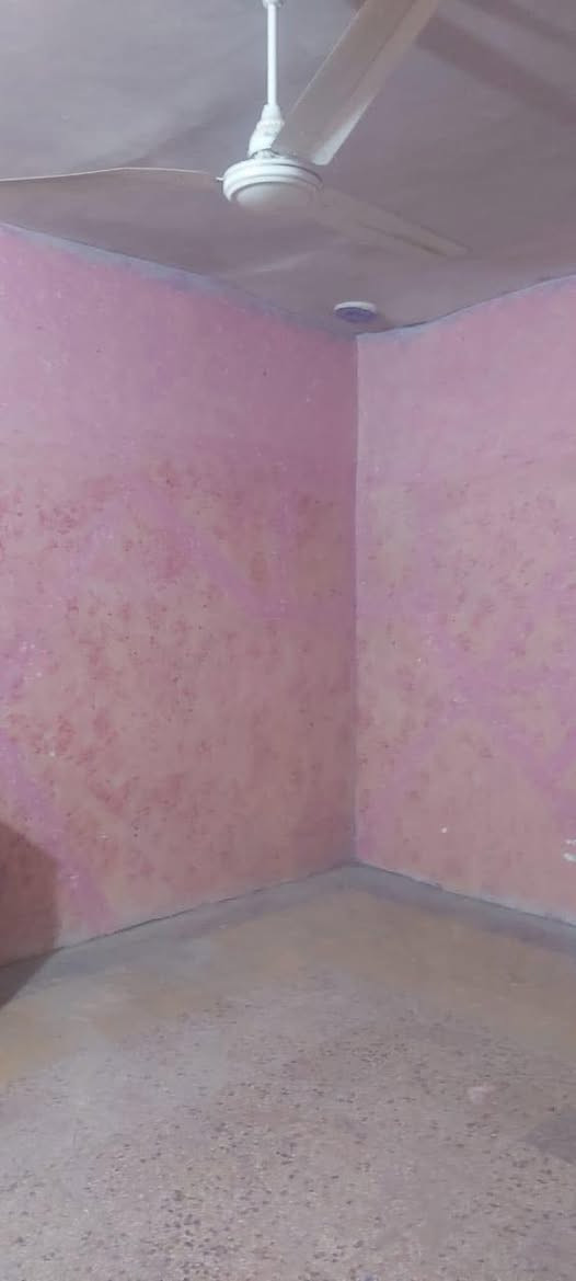 شقه درج للايجار في 5 ميل تحتوي غرفتين ومطبخ ومشتملات وسطح السعر 325 الف شامل الماء والكهرباء 
واتس ***********
