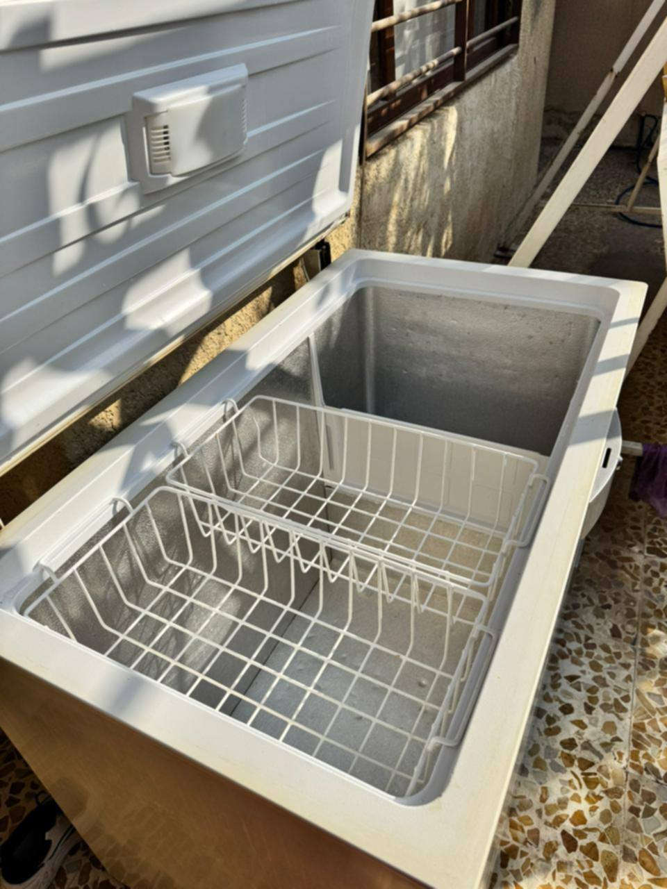 مجمدة للبيع الطول متر و10   السعر 150  الموقع حي الاخاء تواصل على الرقم ***********
