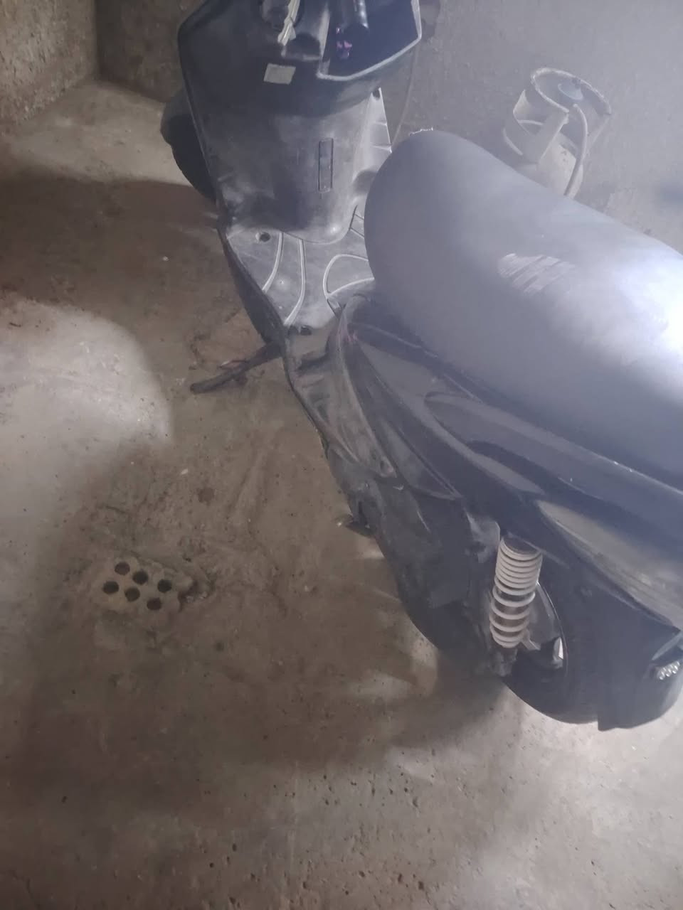 السلام عليكم للبيع سكنس فحل نوزل شغاله نكره سلف كهربائيات كوله شغاله شلعه ومعدل فول عاطل كفراته كوله مختمه محرك بلادي ناعمه السعر 650 وبيه مجال بسيط مكاني بل اعظميه نهايه شارع عمر ***********
