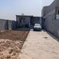 بيت مساحته 300متر بناء ٨٠متر يحتوي على غرفه نوم واحده واستقبال ومطبخ  ...