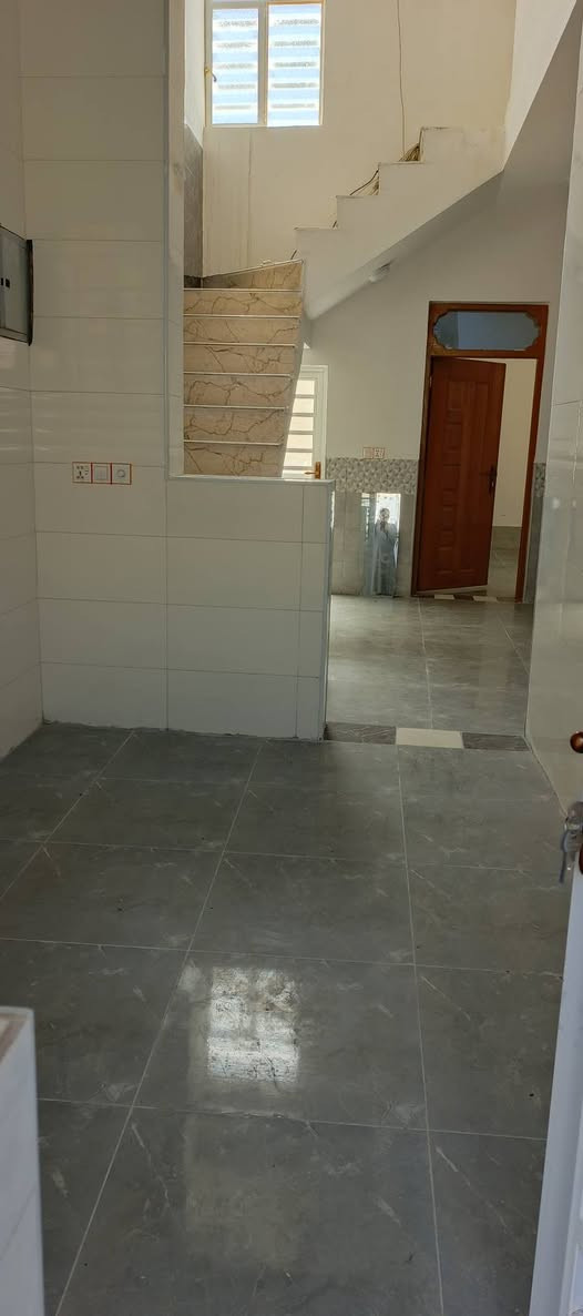 بيت ١٠٠م مقابل قرية الغدير صب طابوق 
غرفه وصاله ومطبخ واستقبال وصحيات داخليه وخارجيه 
ركن مربع بناء تسكام 
السعر ٤٨ مع المجال 
موبايل *********** النجف, العراق
