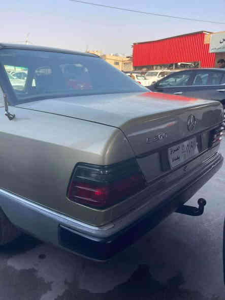 مارسیدز E 300 
گێڕو مەکینەی بەشەرت
مەکینەی VVt 2500
گێڕ ئۆتۆماتیک 
دەعموو لێدراوی نییە
ئاڕمی پلاستیکی سلێمانی بەشەرتی 
تەحویل وەکالەوتوو غەرامە
43$
***********
*********** السليمانية
