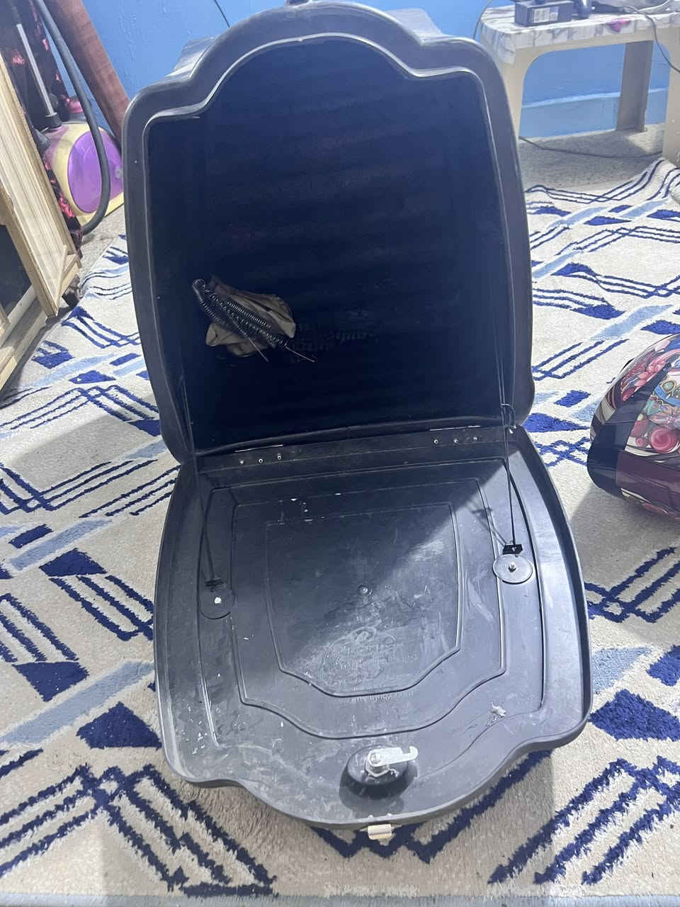 خوذة  وصندوك جدد ونظيفات  سعر الخوذة قفلها25 والصندوك 25قفل مكاني حي الاعلام تقاطع درويش للتواصل ***********
