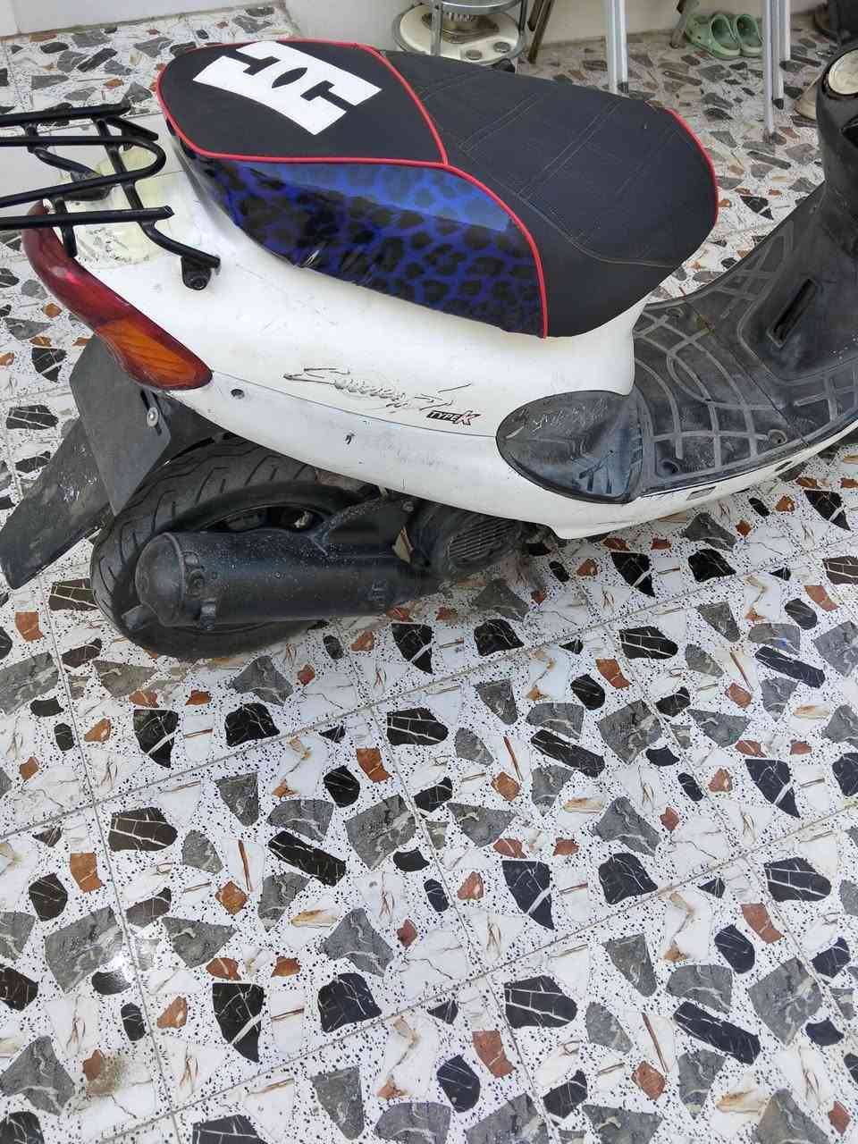 السلام عليكم
للبيع 
الدراجه خبط مو ولفات
دراجه خير من الله المكينه ما مفتوحه كهربائيات كلها شغاله اشاير لايت بك لايت كيلو متر كلو شغال السعر 350وبيها مجال للشراي مكاني الرمادي التأميم القادسيه الأولى 
وهذا رقمي ***********
