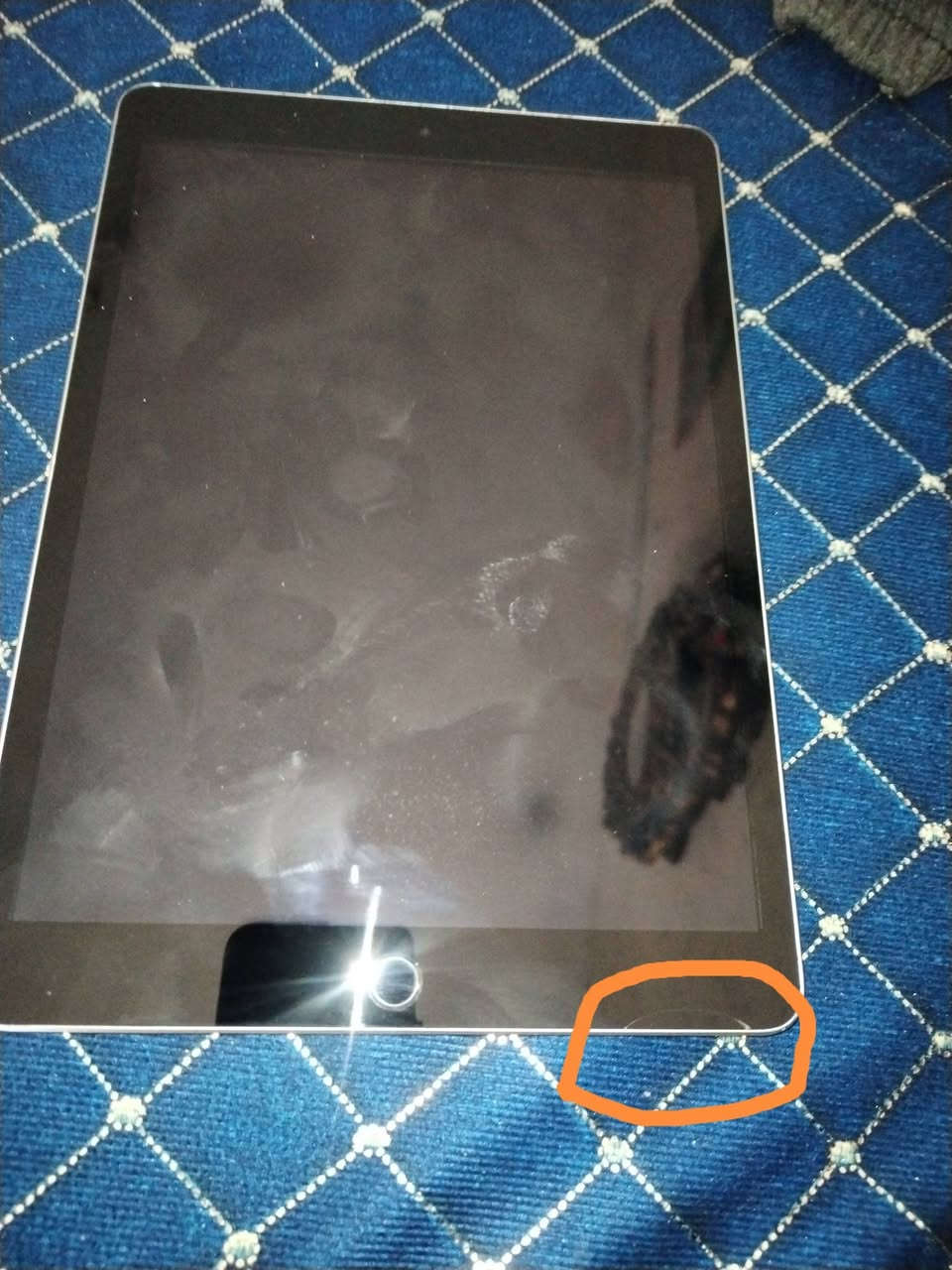 اسلام عليكم ايباد 9 جيل 9  ذاكرة ٦٤ نضيف استعمال قليل ما بي أي ضرر فقط الي موضح بل صورة شغال ١٠٠٪١٠٠ سعر ٢٥٠  بي مجال بسيط رقمي *********** عنواني بغداد البياع
