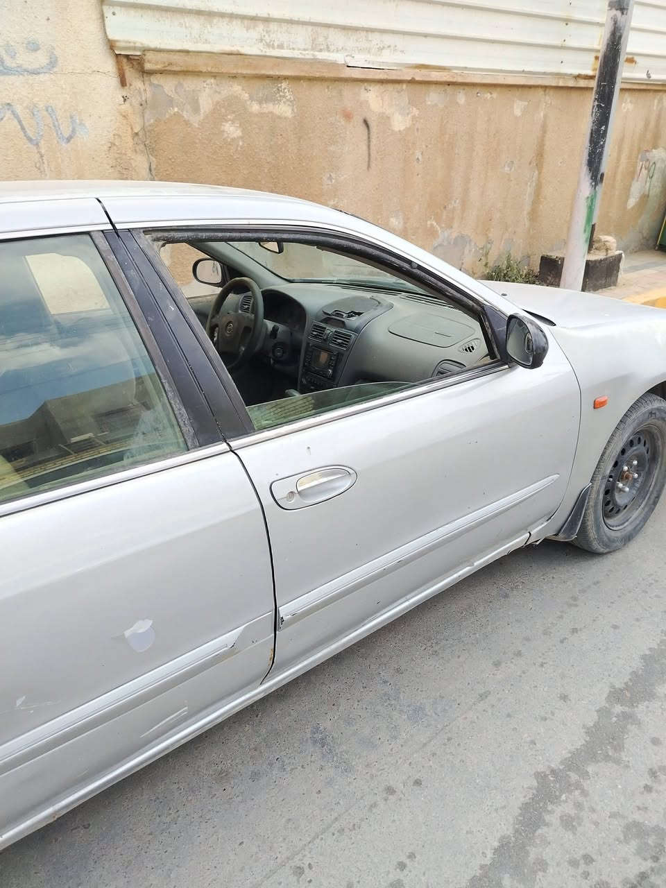 سلام عليكم نيسان مكزما ٢٠٠٢ رقم بغداد بأسمي سعرها مناسب مكان السياره بالعماره عواشه الشراي يتصل *********** مكينتها بيها دخان
