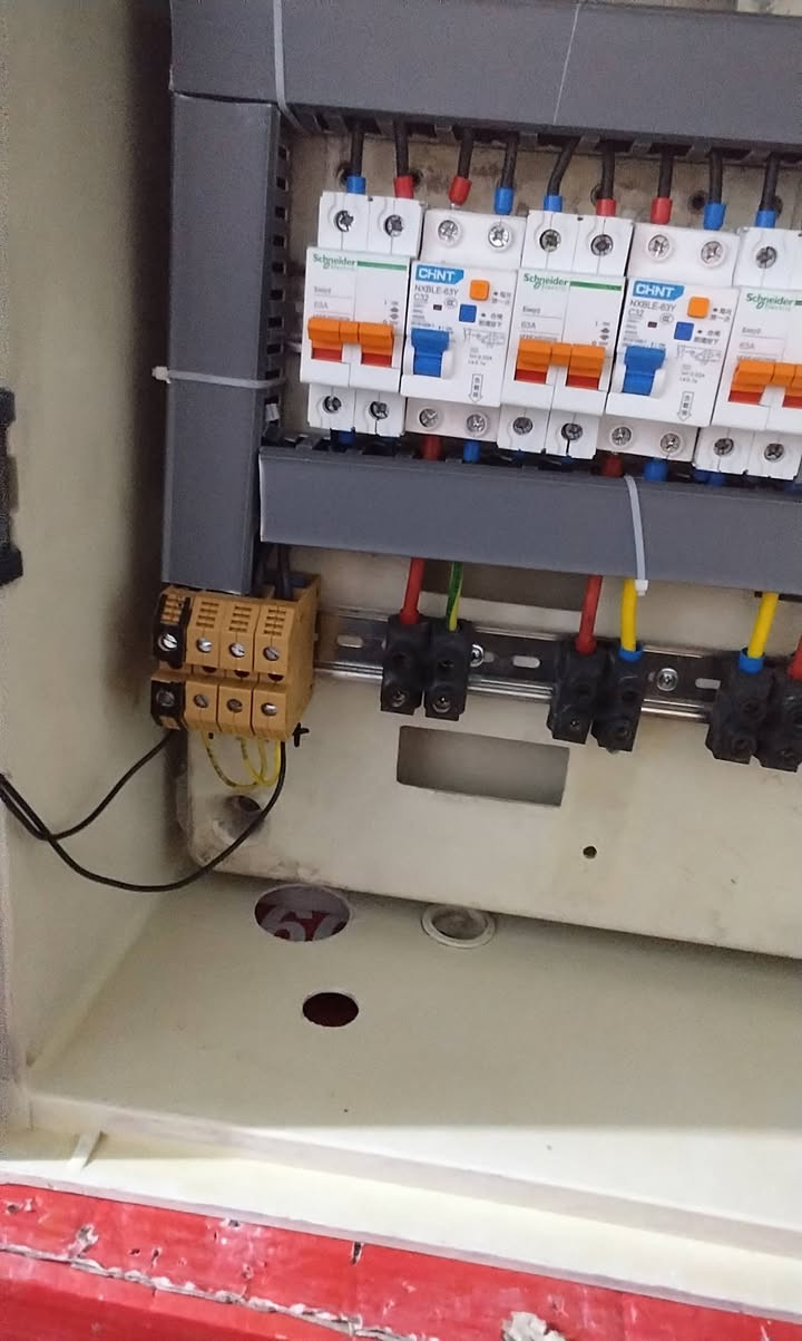 تم بعون الله إكمال عمل بورد توزيع أحمال 4 سبالت مع 2 سخانات داخل بورد عداد مستعمل واضافه 4 جوزات الكترونيه مع اضافه جوزه ايرث لكج عدد 2 نوع شانت مستعدون لعمل صيانه دوريه لكافه البوردات واضافه حمايه كامله للبيت والمحلات التجارية والصناعية للاتصال والطلب *********** أو *********** يوجد واتساب صوره ومقاطع
