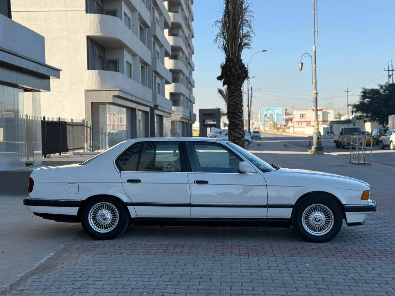 کوردی/عربی
کوردی/
مۆدێل ١٩٩١ 
بیلاد ٧٣٠ 
حیزام سبوخە پشت و پێشی کەپسە بێ زەربە 
مۆدی ئیکۆ و سپۆرت و ناو بەفری ئیش ئەکات 
گێچ ٢٨٠ ناو ئەڵقەیە پانکەی کراوەتە کارەبای 
گێر مەکینە کارەبایت بە شەرت 
تەبریت و گەرمی بە شەرت هەردوکی ئیش ئەکات 
تایە و ویل تازە بۆی بەسترەوە 
چوار جام کارەبا 
سیستەم سەماعەیە خۆشی لەسەرە 
هەزە و سەنەوی تازەیە 
دەفتەر بەنزینیشی هەیە
سەیارەکە نموونەیە لە جوانی و پاکی 
کوردی/***********
***********
عربی/
بلاد ٧٣٠
حزام صبغ فقط للجماليه دعاميه للدعاميه مكفوله كفاله عامه بدون ضربه 
مود ايكو سبورت و M كله شغال
كيج ٢٨٠ ابو حلقه 
مروحه الراديتر كهربائي 
أربع جام كهرباء
تبريد و تدفئه شغال بل شرط
تخم تايرات و ويلات بل باكيت 
كير و محرك و كهربائيات بل شرط 
رقم و هزه جديد 
مع كابون بنزين 
السياره بل حقيقه أجمل من الصور سياره لوك 
عربی/*********** كركوك, العراق
