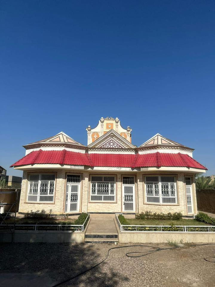 السلام عليكم
مزرعة للبيع       زراعي سند 117

المساحه 2250 متر / طول 125 متر / العرض 18متر /  
الموقع بغداد حي الانتصار قرب مجاور  الراشدية
بناء 550 متر /  متكون البناء من بيتين ممكن فرزهن كل بيت مساحتة 275 متر 
تفاصيل البناء / صاله عدد 2 /مطبخ 2 / استقبال 2 / حمام7 / غرف نوم 8 /
حديقه 600 متر 
+ قطعه خلف البناء فارغه مساحتها 500 متر  
 + كراج 200 متر + مشتمل 

للاستفسار عن معلومات  او السعر 

***********
