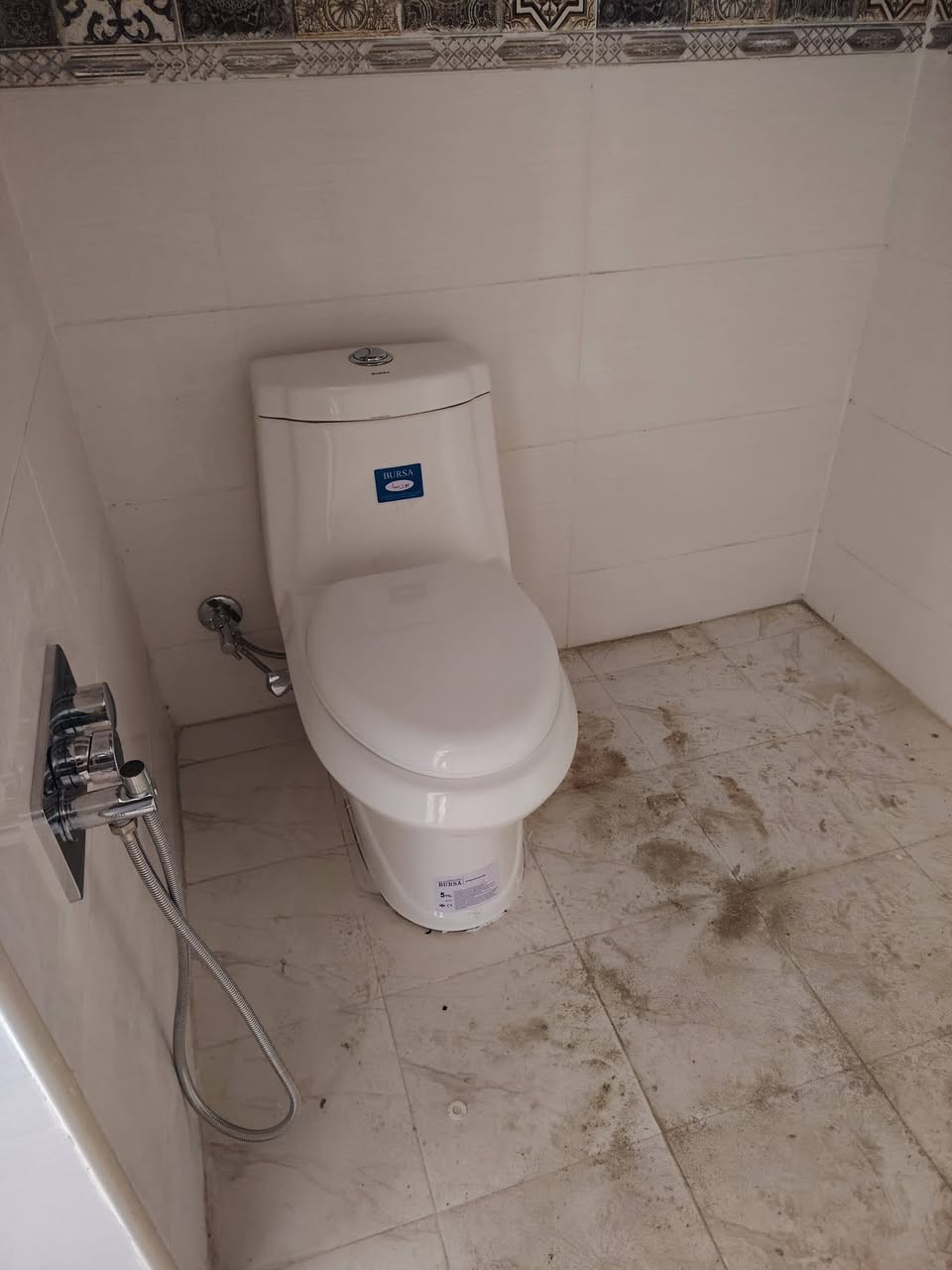 بيت بالخضراء مقابيل شارع ٣٠ طابو زراعي سند ٢٥ مساحة ١٩٥ واجهة ١٤ شارع 7 م  بناء حديث شغل درجة أولى يحتوي على غرفتين 4*5
صاله9*4 استقبال 7 *4 مطبخ 4 *4 ونص درج دائري مرمر كراج 3م  يحتوي على حديقة خارجية للأستفسار الأتصال على الرقم ***********
