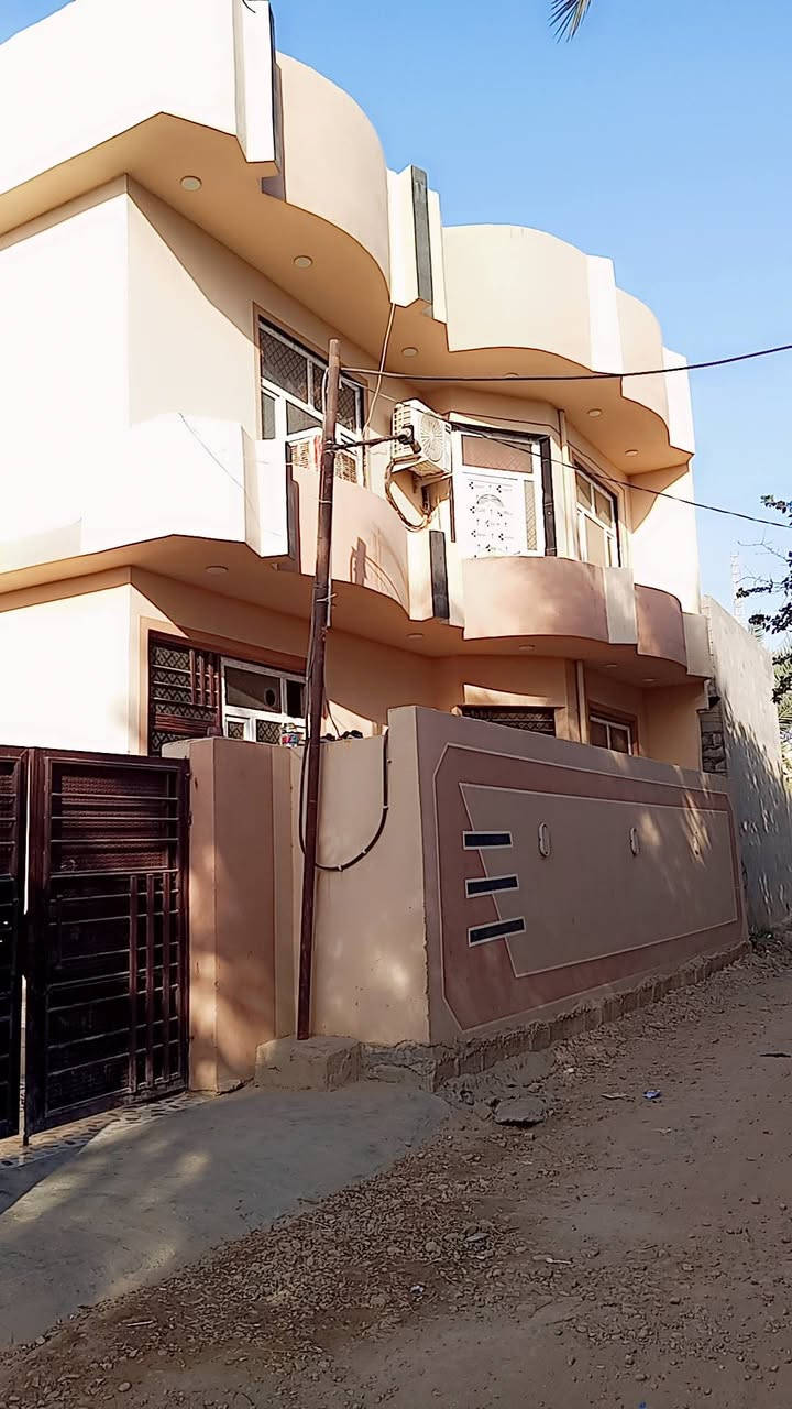 سلام عليكم بيت للبيع قاطين بناء حديث 2023 البيت كامل من كلشي يحتوي علئ غرفتين ارضي وغرفتين فوك ومطبخ وستقبال وصاله وصحيات ×2 الخدمات متوفره ماء كهرباء تبليط السعر 100 وبي مجال الاستفسار *********** /***********
