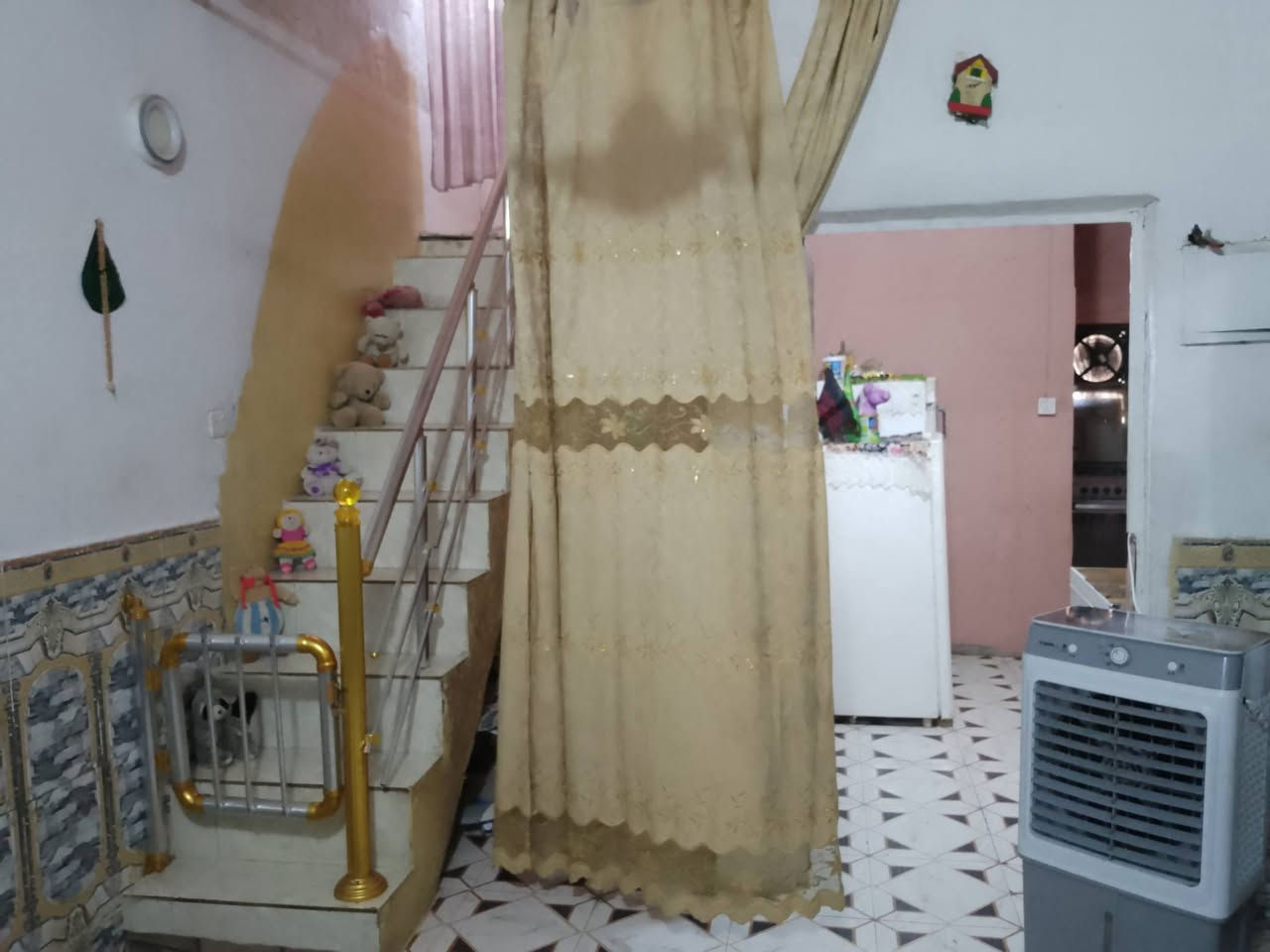 للبيع مساحه 120م مسجل بلبلديه ومرقم قريب علشارع 
يتكون من غرفه وصاله واستقبال ومطبخ وصحيات داخله وخارجيه ومكشوفه درج تشاريف بيتونه السطح مطبك فرشي ارضيه بورسلين مع بورك بناء ابلوك تجعيب طابوك السكف عكاده شيلمان العنوان شارع المطار الجديد لشارع المجاور أسواق فدك قرب سكلة السعر 28بي مجال قليل جدا للستفسار اتصل ***********مكتب بركات الصدرين للعقار شارع الحوزه
