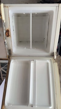 ثلاجه وسط • نظيفه • قديمة