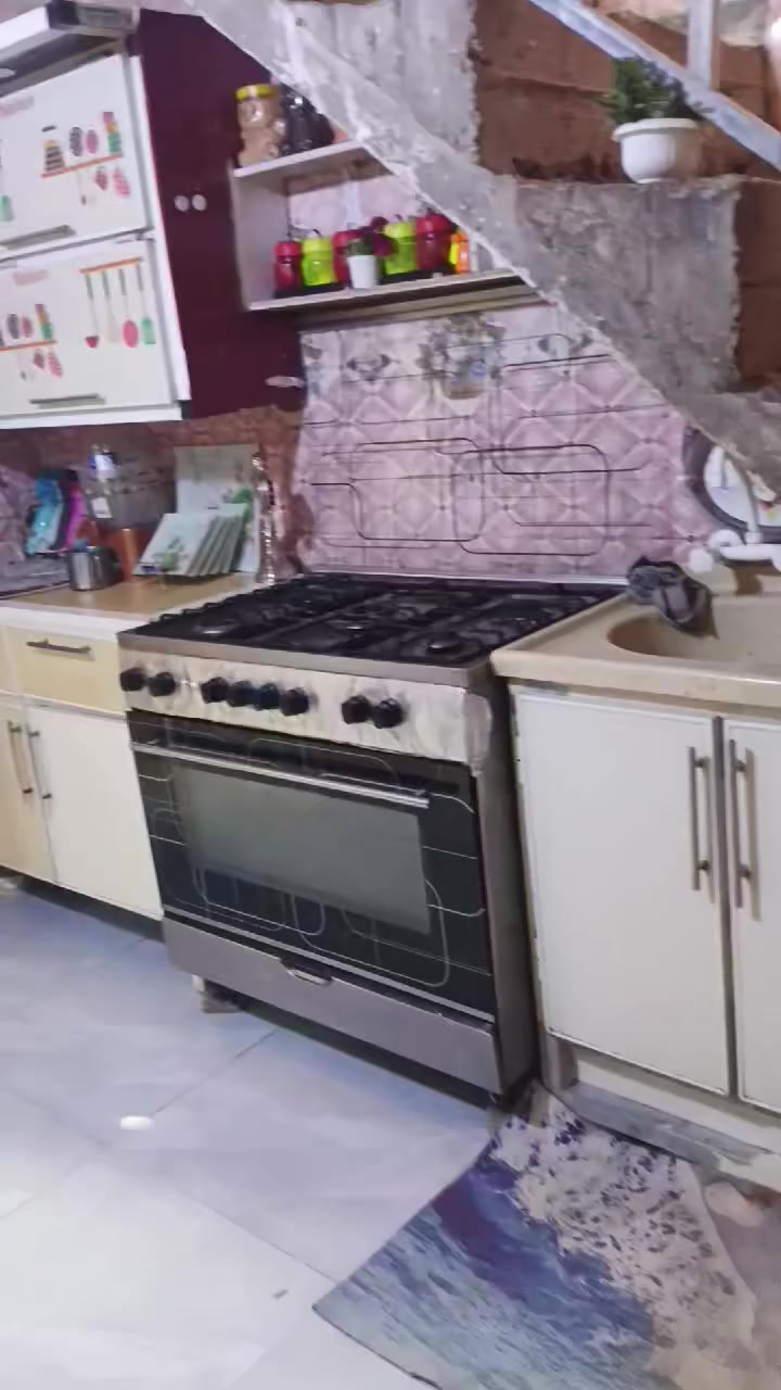 بيت للبيع بالدوانم الشعلة يم بيت علوش مساحته 55متر مربع بيه غرفة جوة واستقبال وحولي وملحقاته وفوك بيتونه وغرفتين وحدة كاملة ووحدة ما كاملة البناء بلوك السعر 30وبيه مجال للشراي مستعجلين على بيعته تريده هو والغراض تريده بدون الغراض داخل البيت محل رقم الهاتف وبيه واتساب ***********
