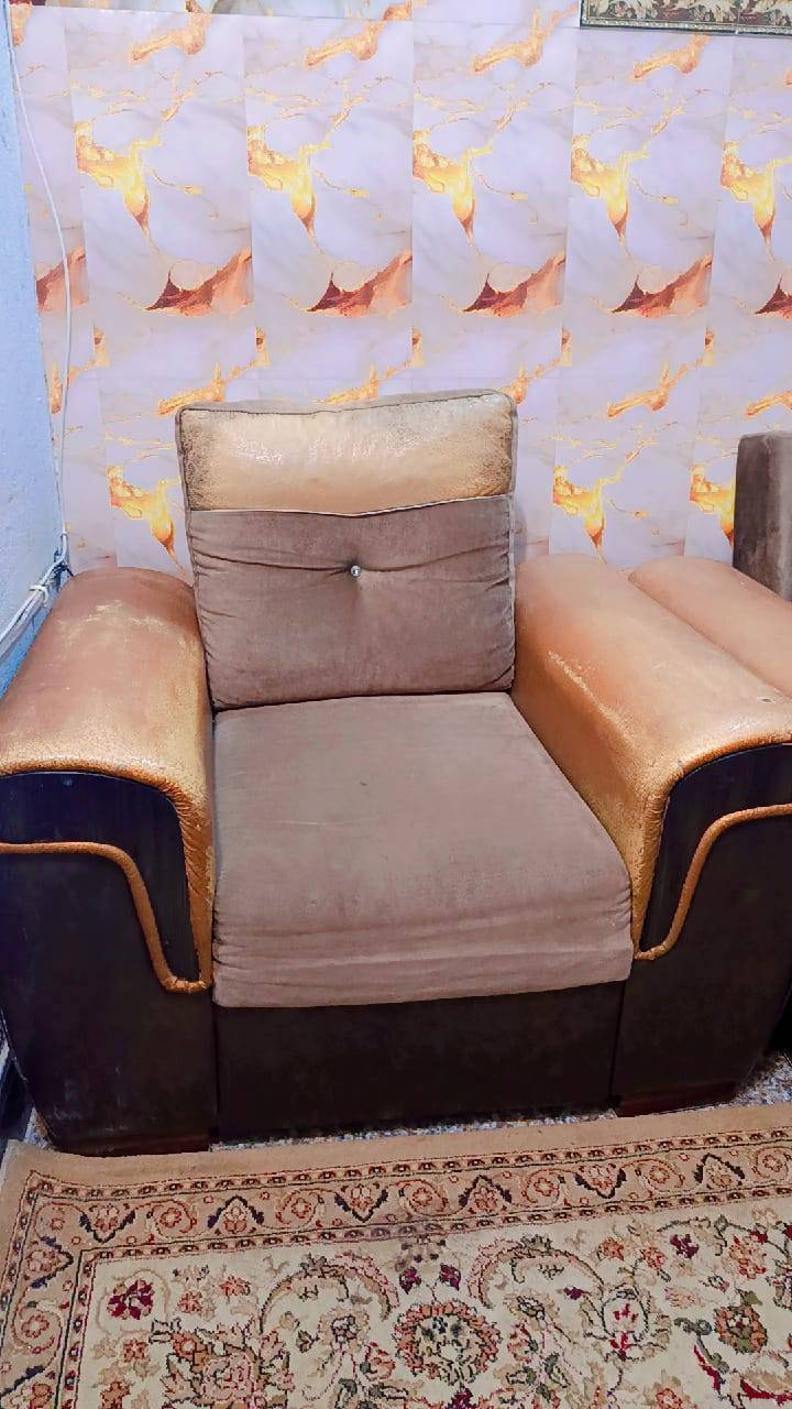 تخم للبيع نضيف  قنفه وثنائيه و٢كراسي للبيع سعر ٧٥ لف ناصريه الاسكان الصناعي رقم ***********
