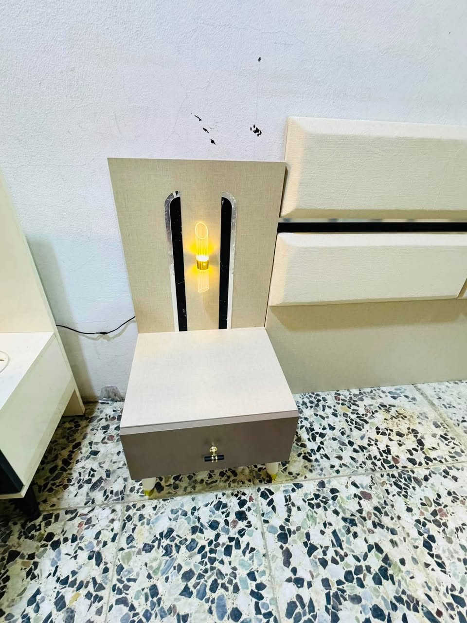 غرفه 5 قطع بيبان اخت  جديده سعرهه 425 الف
 متوفر واتساب ***********

