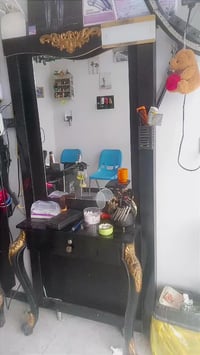 مرايات • فاترينة • كرسي