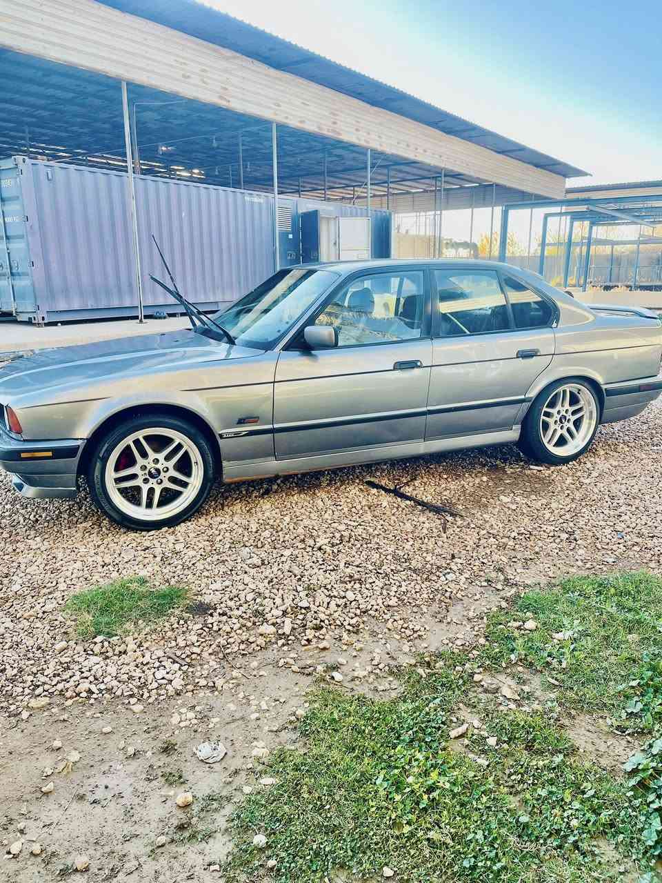 سلام عليكم .للبيع BMW.موديل1991 .حجم 525 اصل . مسكر فانوس سنويه 2030وارد يابني. مصبوغه جماليه .مواصفاتها معروفه فول ماعده الفتحه.  وبيهة رصعه بصيطه بالباب الخلفي مكينه وكير وحداديه وكهرباىيات كله بشرط بيها شلعه ومعدل خير من الله
تايرات جدد ويل M
رقم السياره سليمانيه  .أ. تحويل
السعر/63ورقه بيها مجال بسيط
مكان السياره/بابل حله
الرقم /***********
***********

