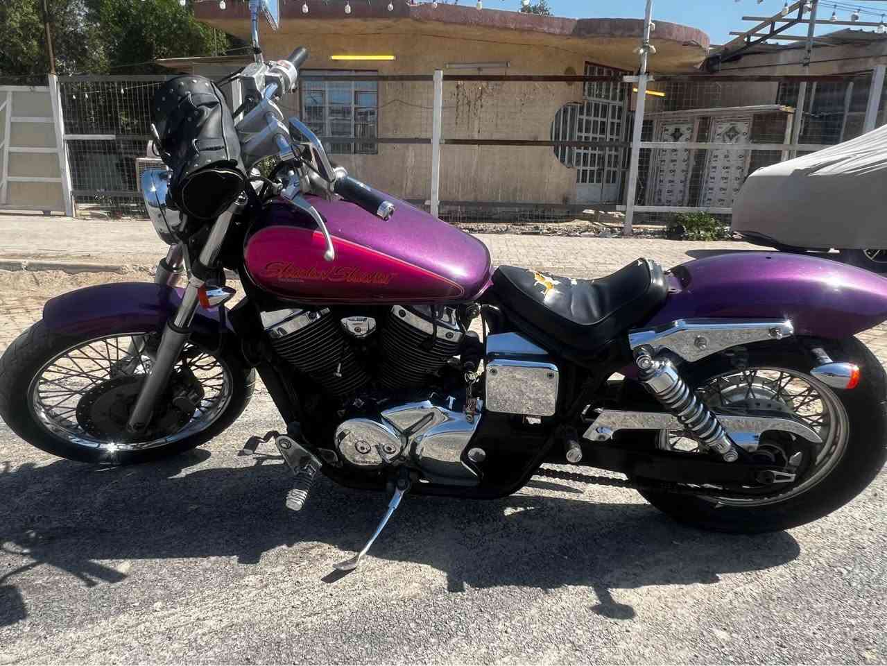 السلام عليكم للبيع هارلي شادو سلشر 2006 ماشية 13 الف يعني جديدة لوك مكفولة كفالة عامة عدا طعجة بالتانكي موضحة بالصورة السعر ب 16 ورقة مكاني بغداد الدورة *********** بغداد, العراق
