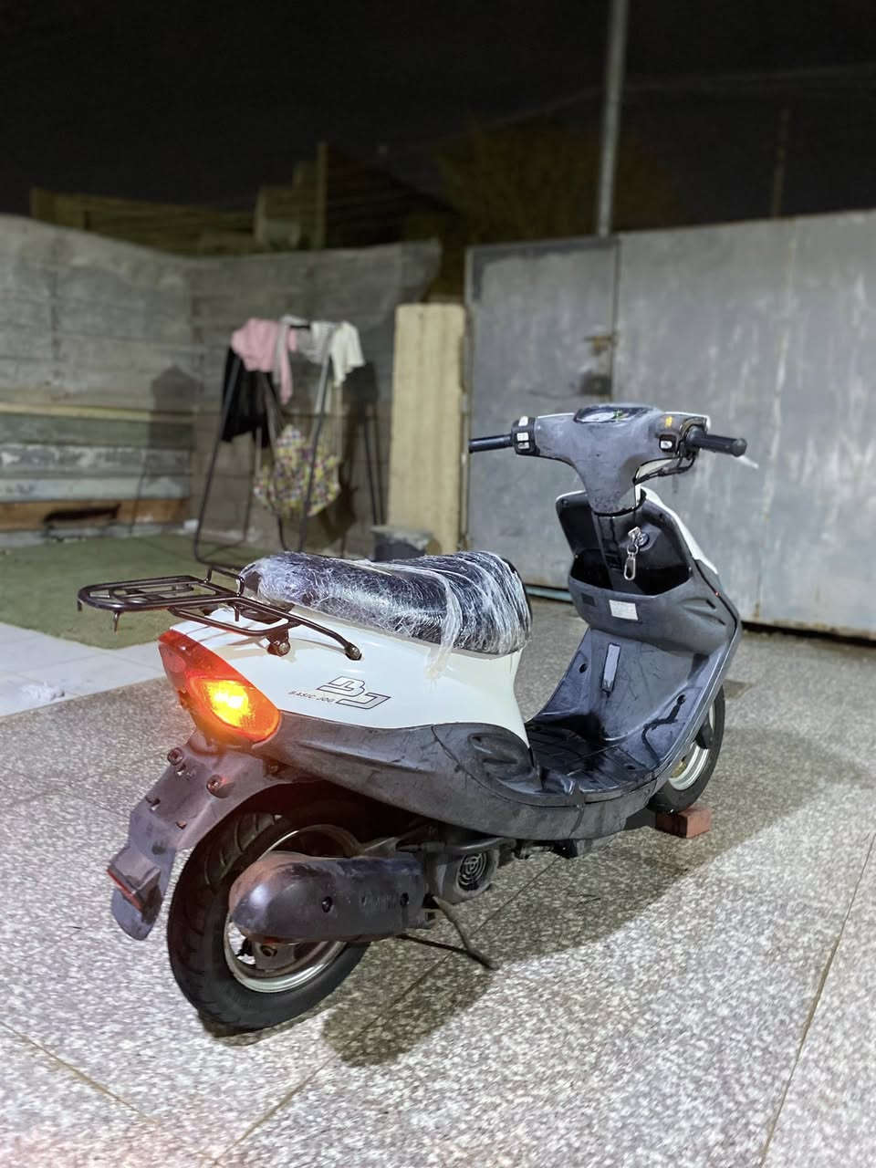 سلام عليكم دراجه بيجي حاويه كفاله عامه مامفتوحه توني نزلته حاويه قبل شهرين هيج دراجه نكره سلف كفرات اصلي شلعه معدل شك الكاع رايده 900@وبيه مجال لشراي ***********/
