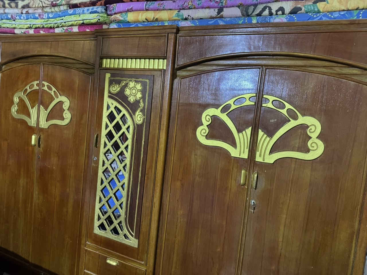 سلام عليكم 
غرفه نوم تسگام عراقي تتكون من خمس قطع 
كنتور 5باب جربايه +مسرح مرآة ميز تواليت (زاوية)  نضيفه جدا مابيه شخط انضف من الصورة السعر 750وبيه مجال 

المكان قضاء سومر 
***********
