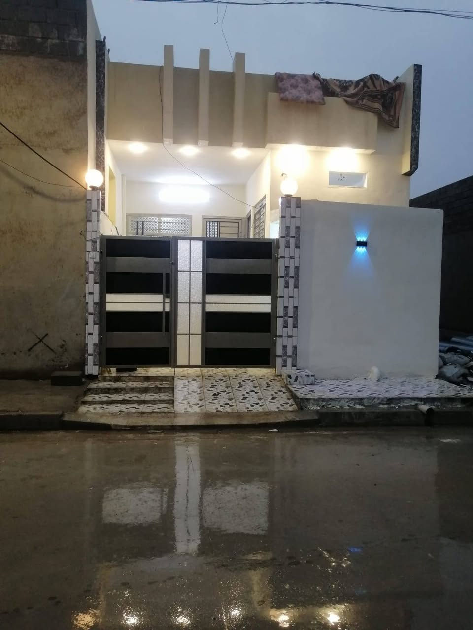 🏠بيت للبيع موصل حي الانتصار شارع 30 مقابل سوق حسام🏡 مساحه 110 متر يحتوي على👉 غرفتين نوم وهول ومطبخ👉👉 واستقبال وصحيات خدمات كامله تبليط جديد ملك صرف سند طابو الزهور شرط التحويل👉👉  السعر 68 وبي مجال بناء الدار حديث والاستفسار الاتصال عل الارقام 👉👉👉👉👉 التاليه✅✅✅✅✅✅✅✅
*********** وتساب☎️ 
*********** وتساب☎️
