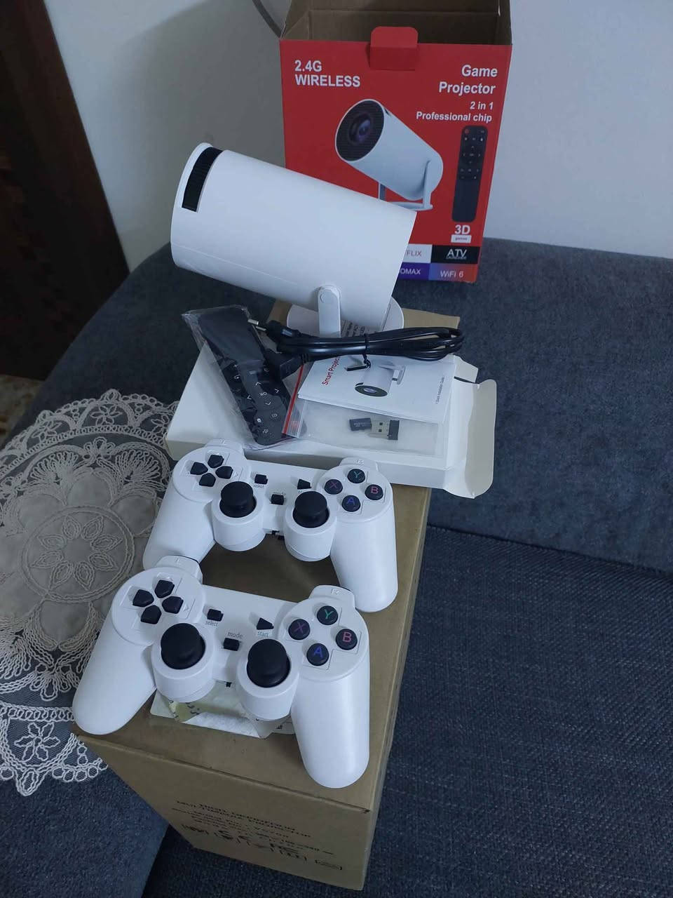 هذا الجهاز .. استيراد جديد 
Hy 300 Pro Max 
مناسب للعرض السينمائي والالعاب 
يعمل بنظام اندرويد ويدعم واي فاي وبلوتوث 
يتضمن تطبيقات مثبتة مسبقًا مثل YouTube و Netflix و Spotify و Prime Video و HBO Max و ATV Launcher. 
يحتوي على منفذ HDMI ومنفذ USB
يدعم دقة تصل إلى 4K (الدقة الأصلية عادة 720P). 
يتميز بسطوع  260 شمعة ANSI (حسب الطراز). 
حجم شاشة العرض يمكن أن يصل إلى  150 بوصة( تقريبا 4 م)العرض
يمكن تدويره بزاوية 180 درجة للعرض
أدوات تحكم لاسلكية: يأتي مع جهازي تحكم (Joystick) يعملان بتردد 2.4G، مما يتيح اللعب المشترك مع صديق دون فوضى الأسلاك.. بغداد, العراق


**إذا كنت صاحب هذا الإعلان وتريد حذفه لأي سبب، رجاءا أرسل رسالة إلى الدعم الفني**