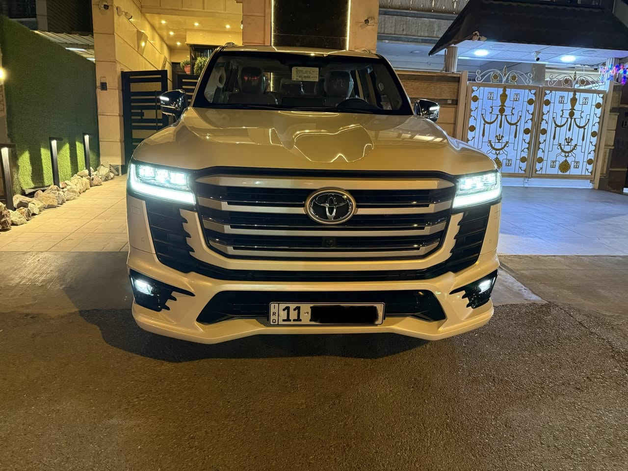 السلام عليكم
لاندكروز    ٢٠٢٤   VX  بلس 
 (((   ماشيه   ٤   الاف  فقط    )))
محرك                  ٣٥٠٠        تون توربو    

ضمان شركة ساز  صيانة مجانيه تغيير زيت وفلتر مجاني  لغاية  ٢٠٢٨

السياره  رقم  ((بغداد   مميز))     السنويه  بسمي

مكفوله من كلشي لا صبغ ولا بارد ولارصعات ولا دبل كود حتى الجام مكفول من الكسر والفطر
مواصفات 
---------
-محرك  ٣٥٠٠   تون توربو
-سلايد روف
-جميع الكشنات كهرباء وتدفئه تبريد حتى الصف الاخير
-كرسي السائق خزن ثلاث وضعيات للذاكره
-تشغيل عن بعد + دخول ذكي 
هاندربيك بصمه + اوتو هولد 
-كشنات جلد
- لايت   ٣   عدسات  ولد نهاري امامي وخلفي 
-٥  كامرات  ( ٣٦٠  درجه)
-رادار  جانبي
-رادار خلفي
-حساسات امامي خلفي
-فور ويل  وانظمة تركشن ودفلوك ونظام زحف
-فول تحكمات ستيرن
-نظام صوت سماعات   JBL
-شاشات خلفيه
-زراك لايت
-بصمه عدد ٢
-الهوك الخلفي بعده بالباكيت ما مشدد

وبقية المواصفات المعروفه في فئة  VX
وكل عدته وكتلوكاته وارضياته  وسماعاته  بالباكيت ما مفتوحه ولا مستخدمه

المكان  بغداد / المنصور   
للاستفسار       ***********
السعر   ((  ٨٢٠   ورقه ))

ملاحظه  
---------  
اخوان نفس مواصفات سيارتي بالضبط 
سعر الزيرو  ٢٠٢٥  بشركة ساز    ١٤٠   مليون   دينار
تطلع بالدولار    ٩٣٥   ورقه    تقريبا 
اني سيارتي حاله حال الزيرو ومكفوله من كلشي 
وعارض بسعر مناسب لان اريد ابيع ولشراي خلي يتأكد من الشركة قبل ما ايخابرني
