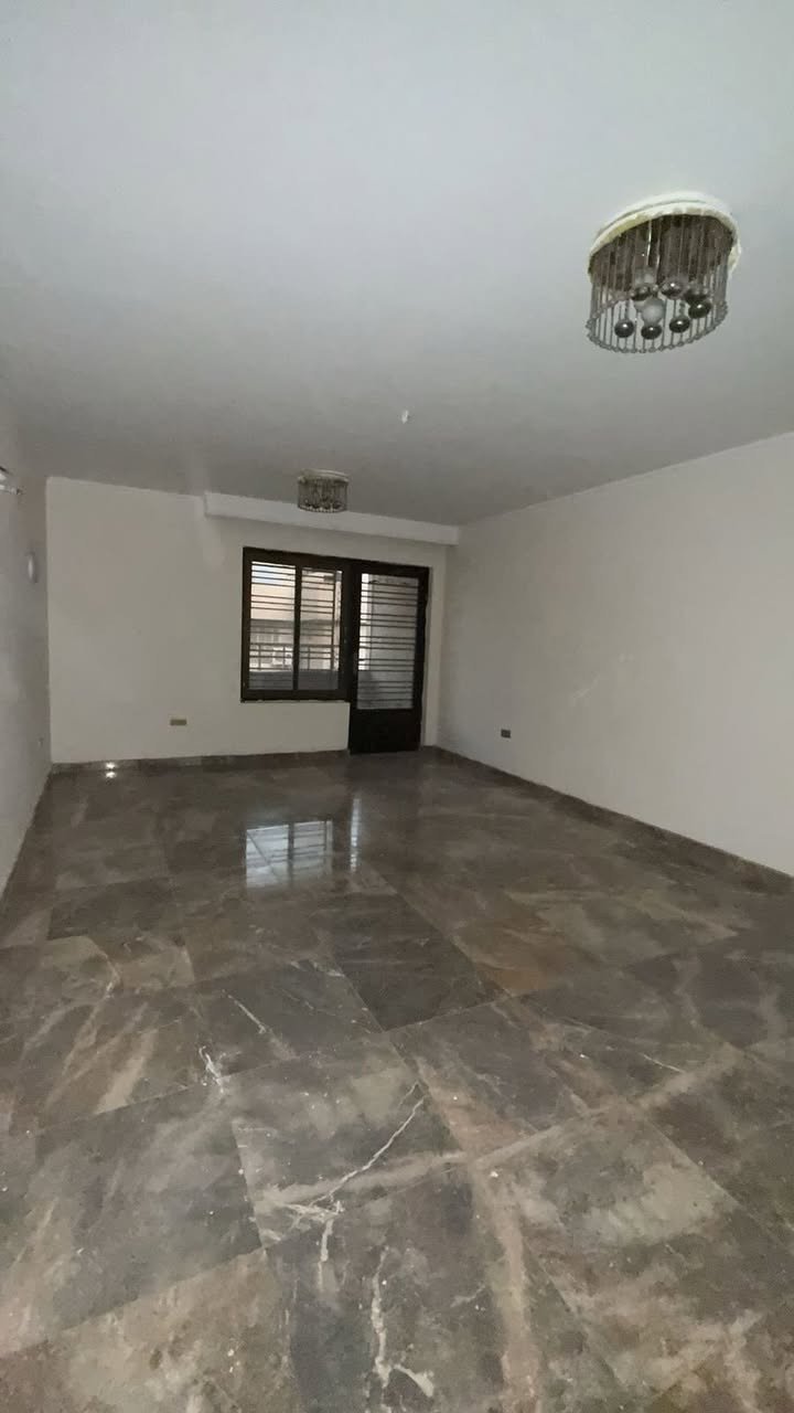 #للايجار____في____السيدية 

بيت مساحة 120م نظيف

يحتوي على ثلاث غرف نوم وصالة ومطبخ وخدمات 

قيمة الاجار: مليون قفل

للاستفسار:***********

او زيارة مكتب الفهد الهندسي للمقاولات العامة/شارع جامع الاقصى مقابل مكتبة الحكم سنتر
