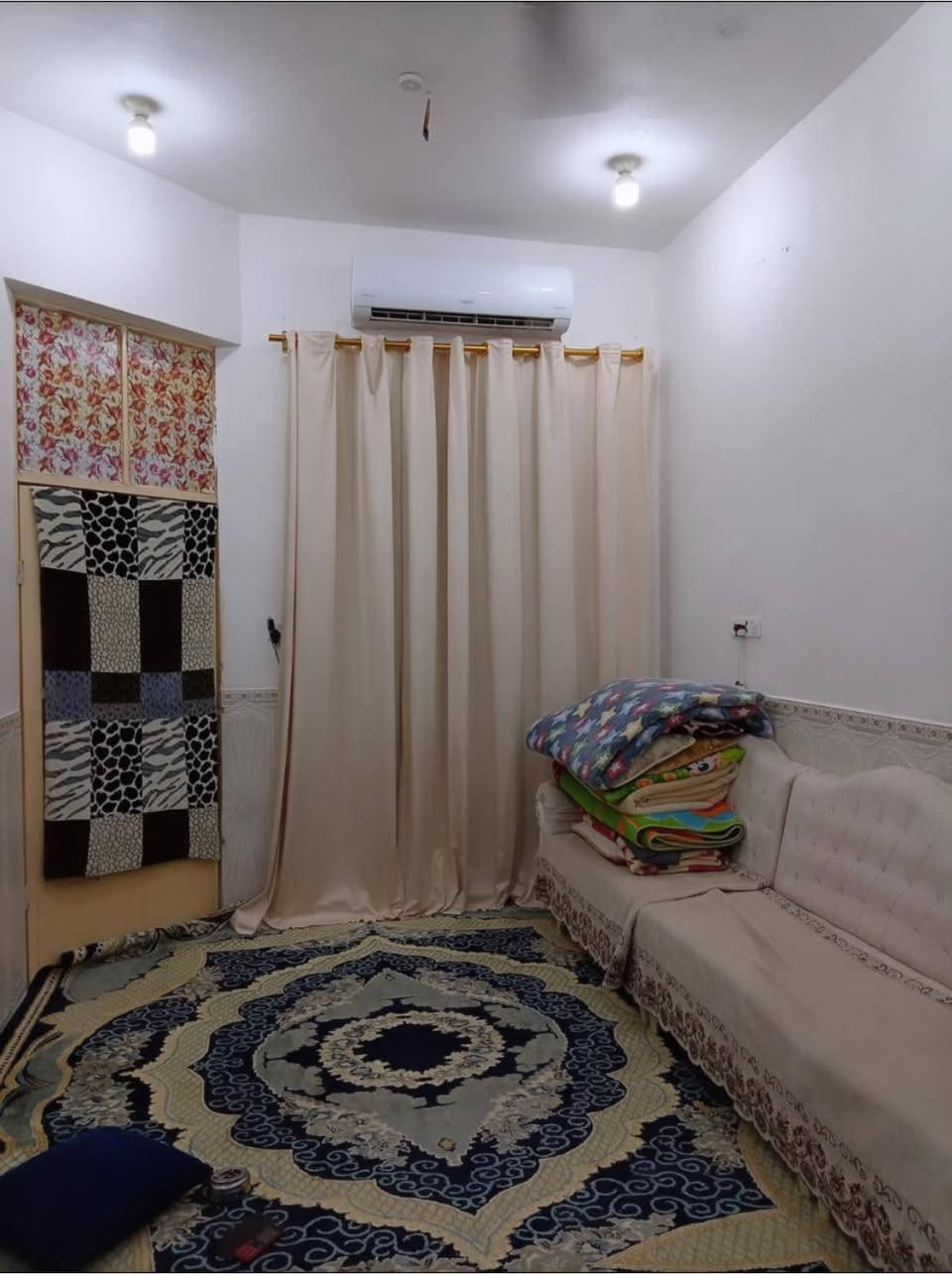 سكن زراعي للبيع، طريق المهدي، مقابل محطة الوقود.

بمساحة ١٢٠ مترًا مربعًا، طابقان.

الطابق الأرضي: غرفة، صالة، استقبال، مطبخ، وصحيات.

الطابق الأول: غرفتان وصالة، ينقصها التشطيب فقط.

واجهة الدار ٧  أمتار،ونزال ١٨ مترًا، عرض الشارع ثمانية أمتار.

سنة البناء ٢٠٢٠ . علما المنطقة قيد إنشاء من الخدمات الجهد الهندسي 

ملاحظة: البيع نقدا او مراوس بقطعة ارض  طابو  صرف. 

#موقع المكتب السماوة الإسكان مقابل صيدلية رواد 

‭٠٧٨٠ ٨١١ ٩٧٦٣‬
