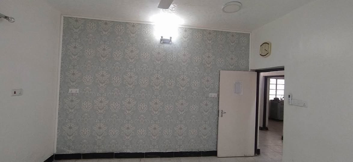 بيت للإيجار 🏡 في حي العروبة الاولى _الشارع المقابيل اللجان الطبية .
مساحتة ٣٠٠ متر يتكون من استقبال وصالتين وغرفتين وحمامين ومطبخ وكراج سيارة وحديقة خلف البيت ،مؤثث جزئي مثل اجهزة تكييف سبالت في كل غرفة من البيت وسخان كيزر .
باقي التفاصيل والسعر الاتصال على رقم صاحب الدار *********** ابو محمد. ديوانية, القادسية
